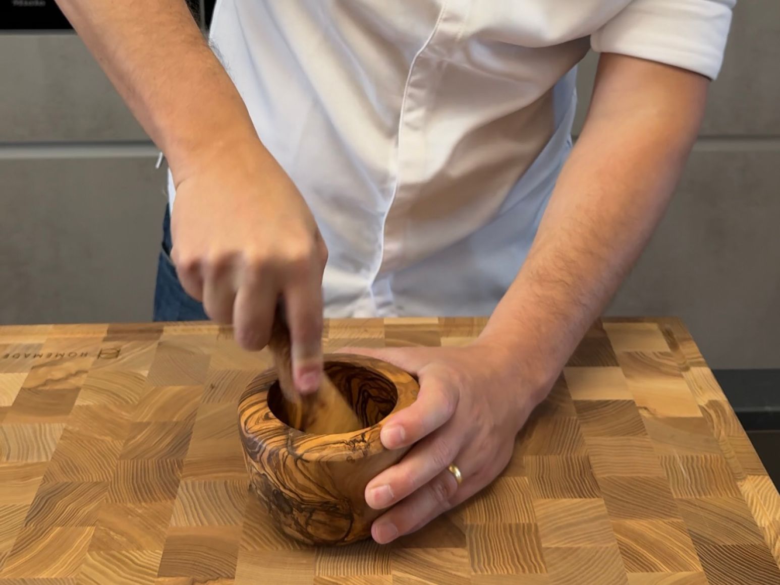 Gewürze im Mörser mahlen