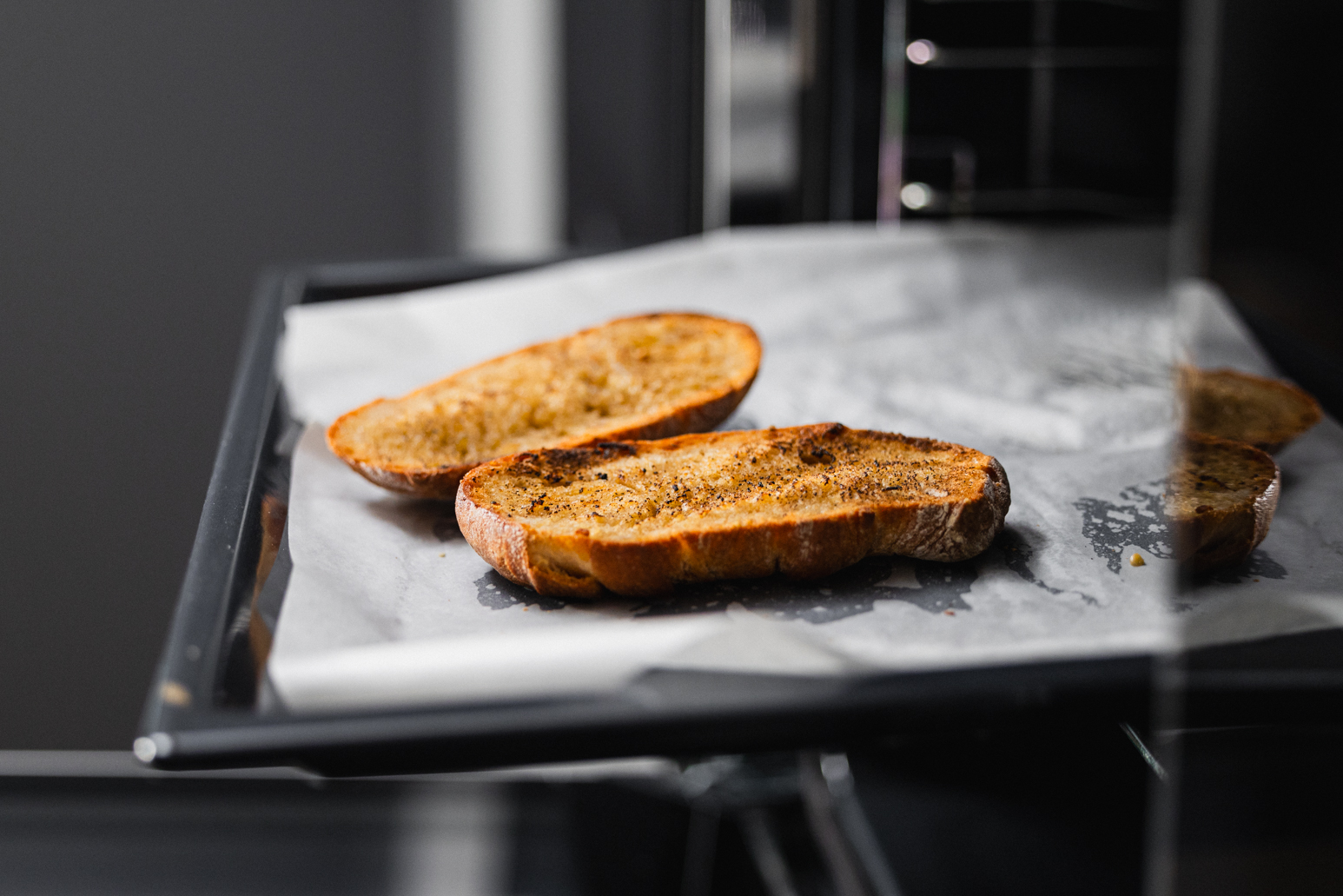 Schritt 2: Backofen vorheizen und Brot rösten
