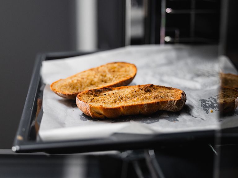 Schritt 2: Backofen vorheizen und Brot rösten Schritt 2: Backofen vorheizen und Brot rösten