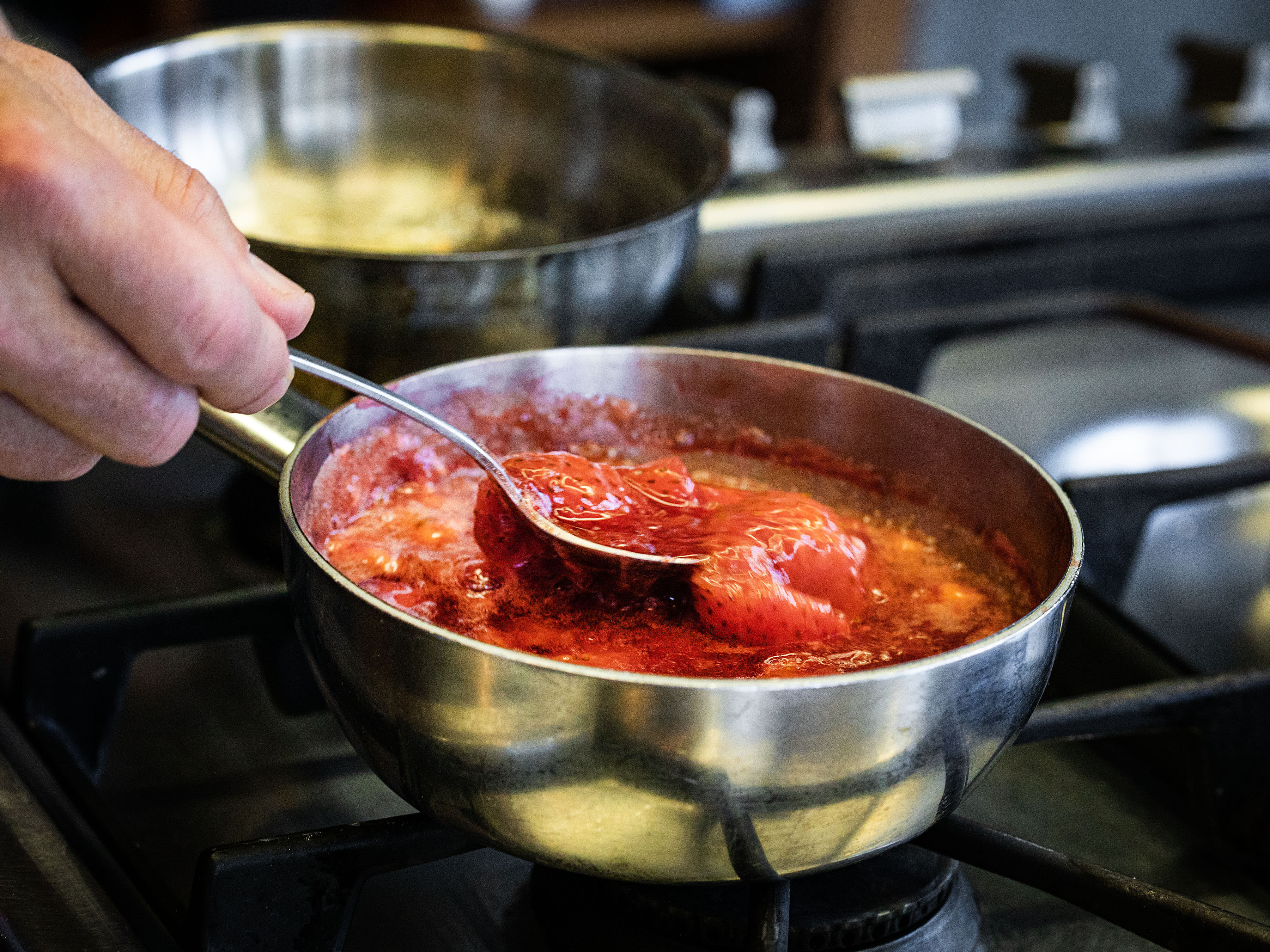 Schritt 4: Erdbeeren mit den Zucker und Zitronensaft weich kochen