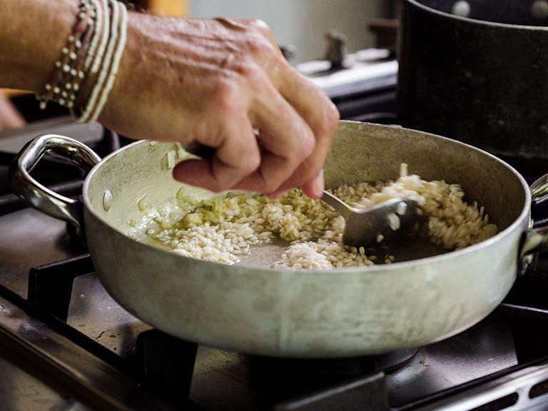 Schritt 1: Reis hinzufügen und 2-3 Minuten glasig dünsten Schritt 1: Reis hinzufügen und 2-3 Minuten glasig dünsten