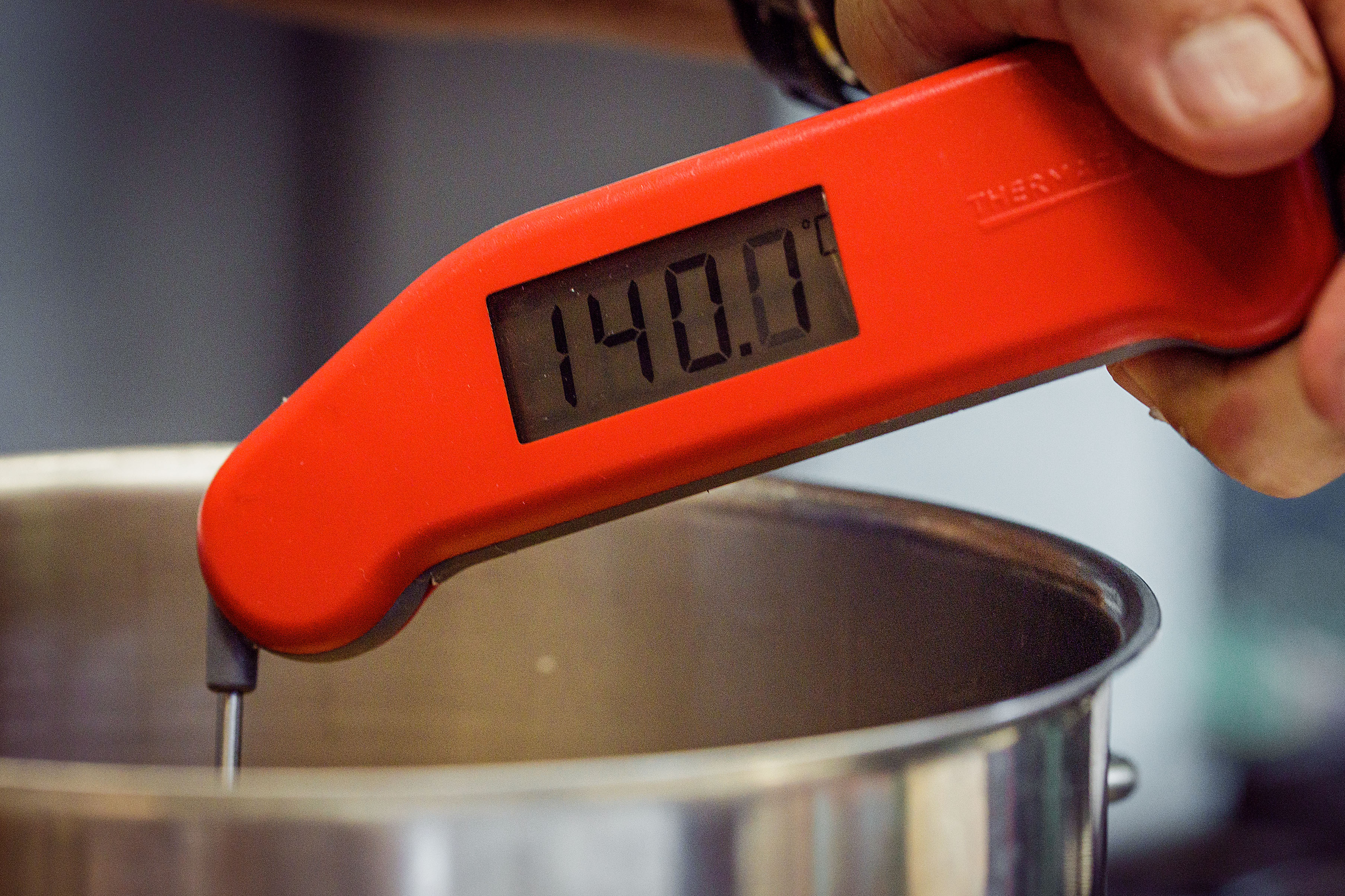 Schritt 1: Für die Pommes das Öl in einer Fritteuse oder einem grossen Topf auf 140° C erhitzen