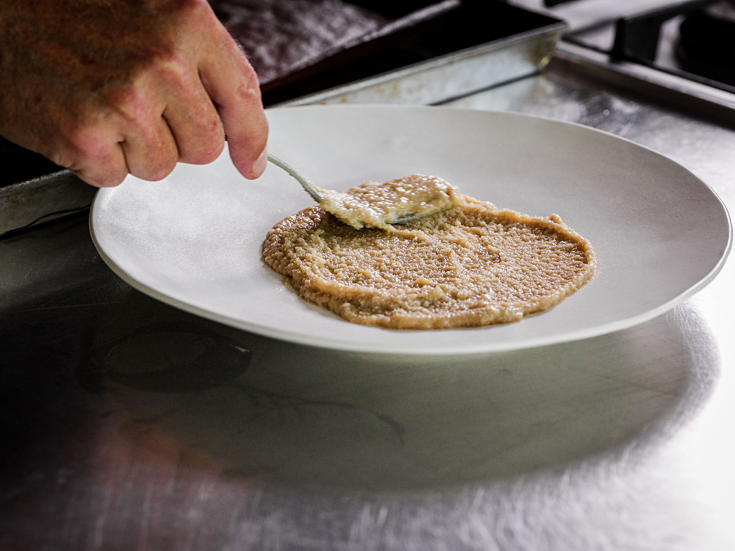 Schritt 3: Tahin auf einen Teller geben