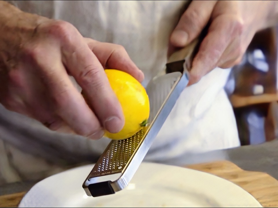 Schritt 1: Basis-Mischung für Cremige Zitronen-Mousse vorbereiten 