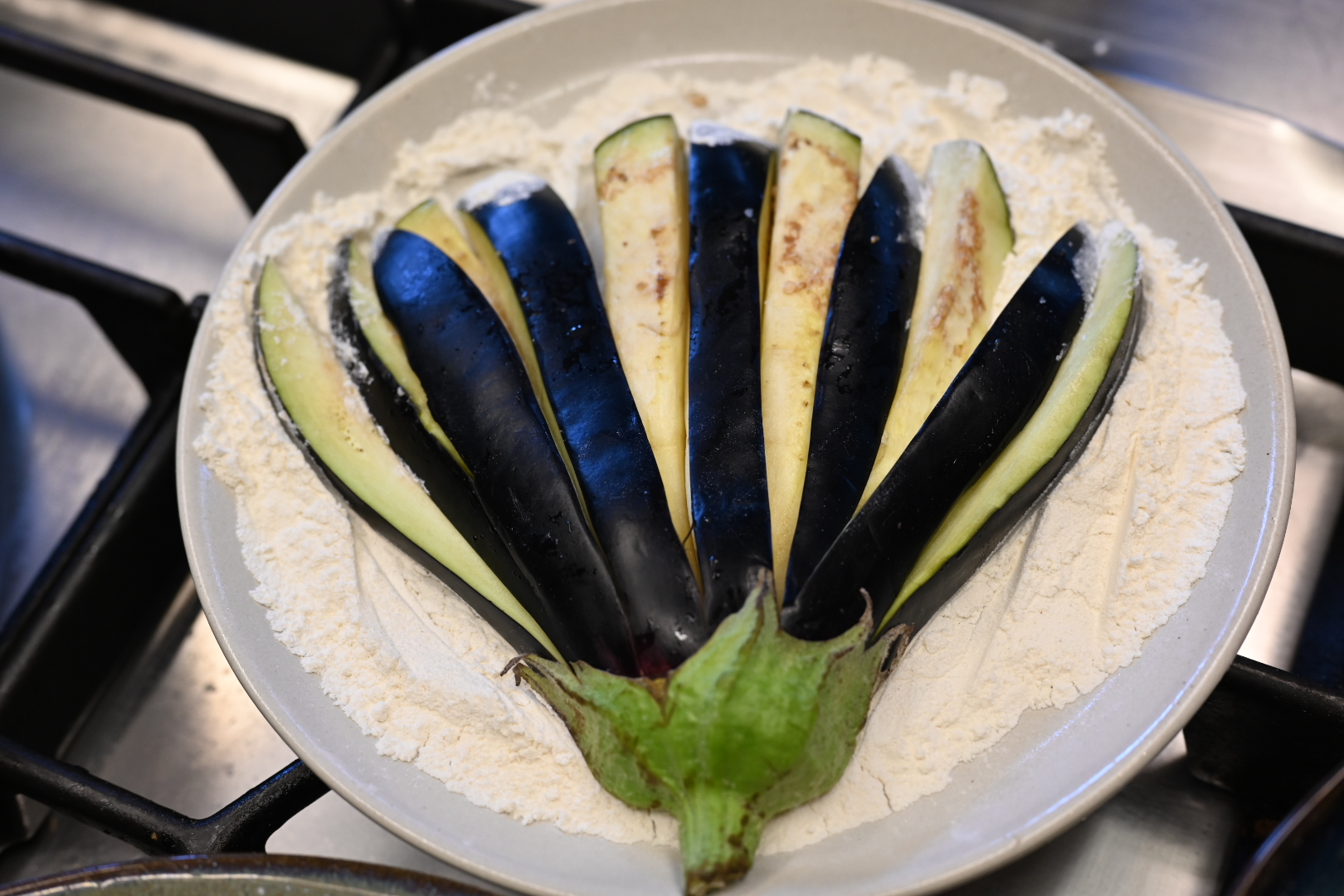 Schritt 2: Auberginen für Gebackenes Auberginenfächer-Steak panieren, ausbacken und servieren