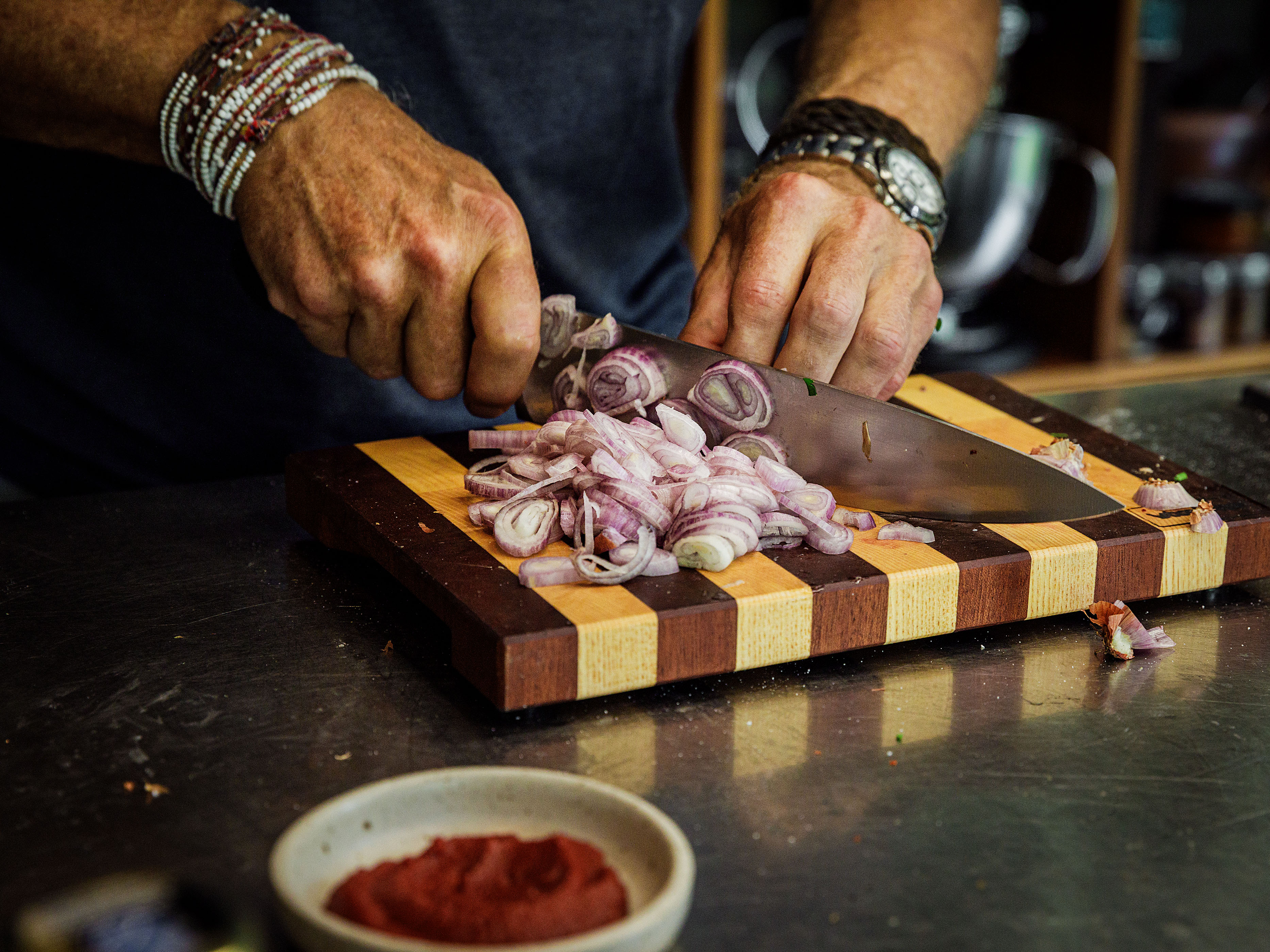 Schritt 1: Pasta kochen und den Sugo starten