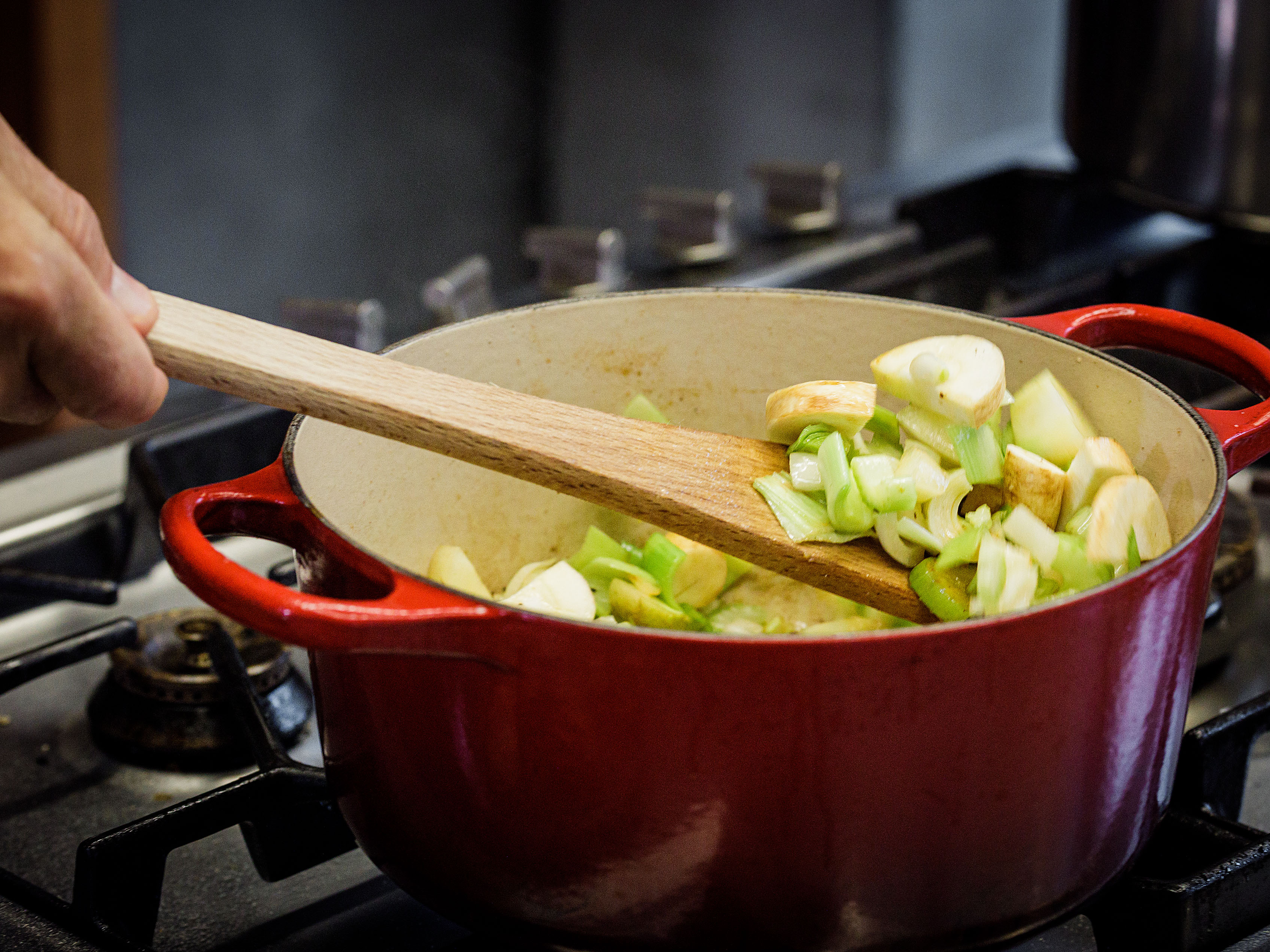 Schritt 2:  Gemüse für Toskanisches Ragout mit Orangen schneiden und andünsten.
