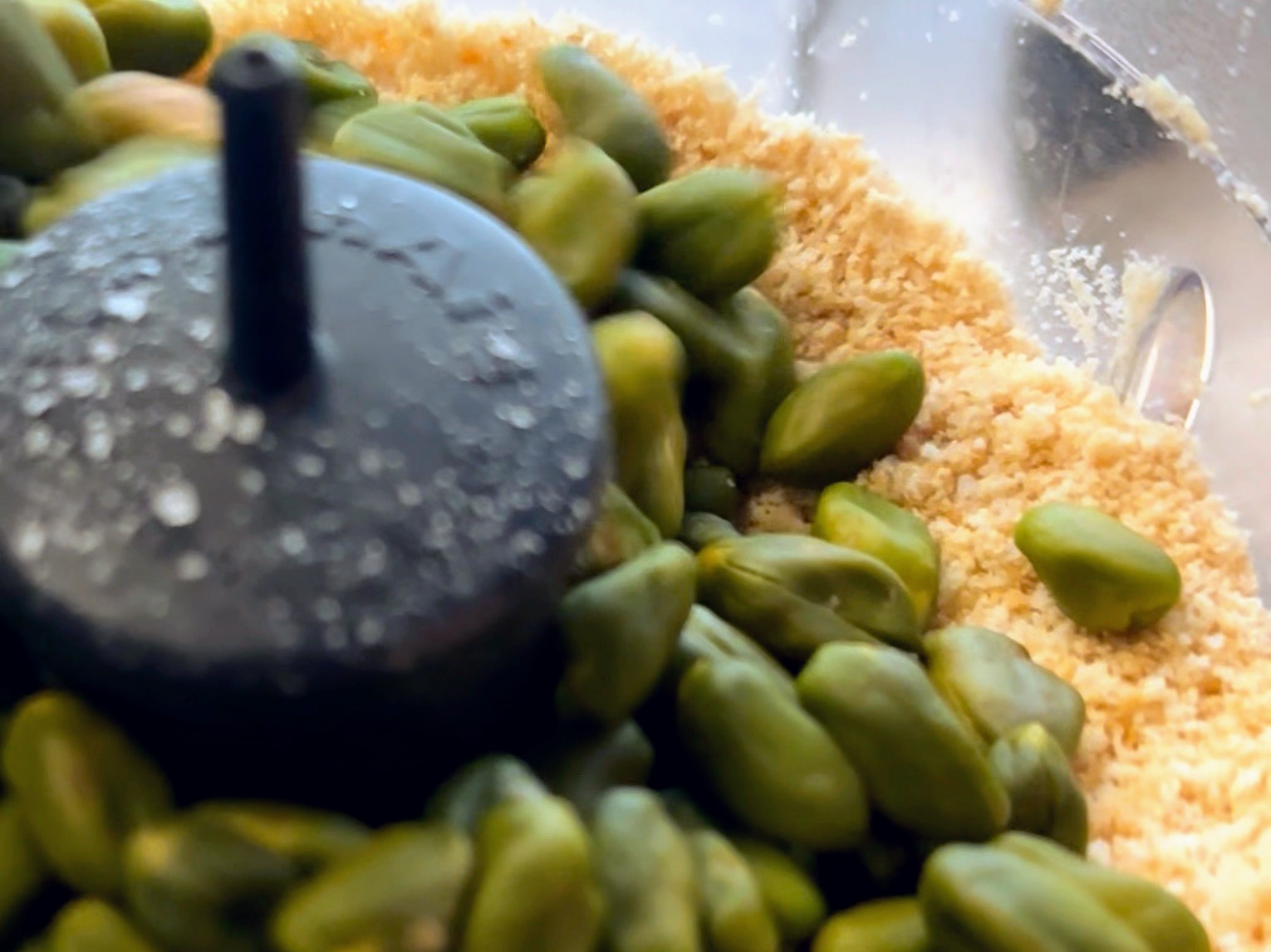 Schritt 1: Die Pistazien dazugeben und ebenfalls mahlen