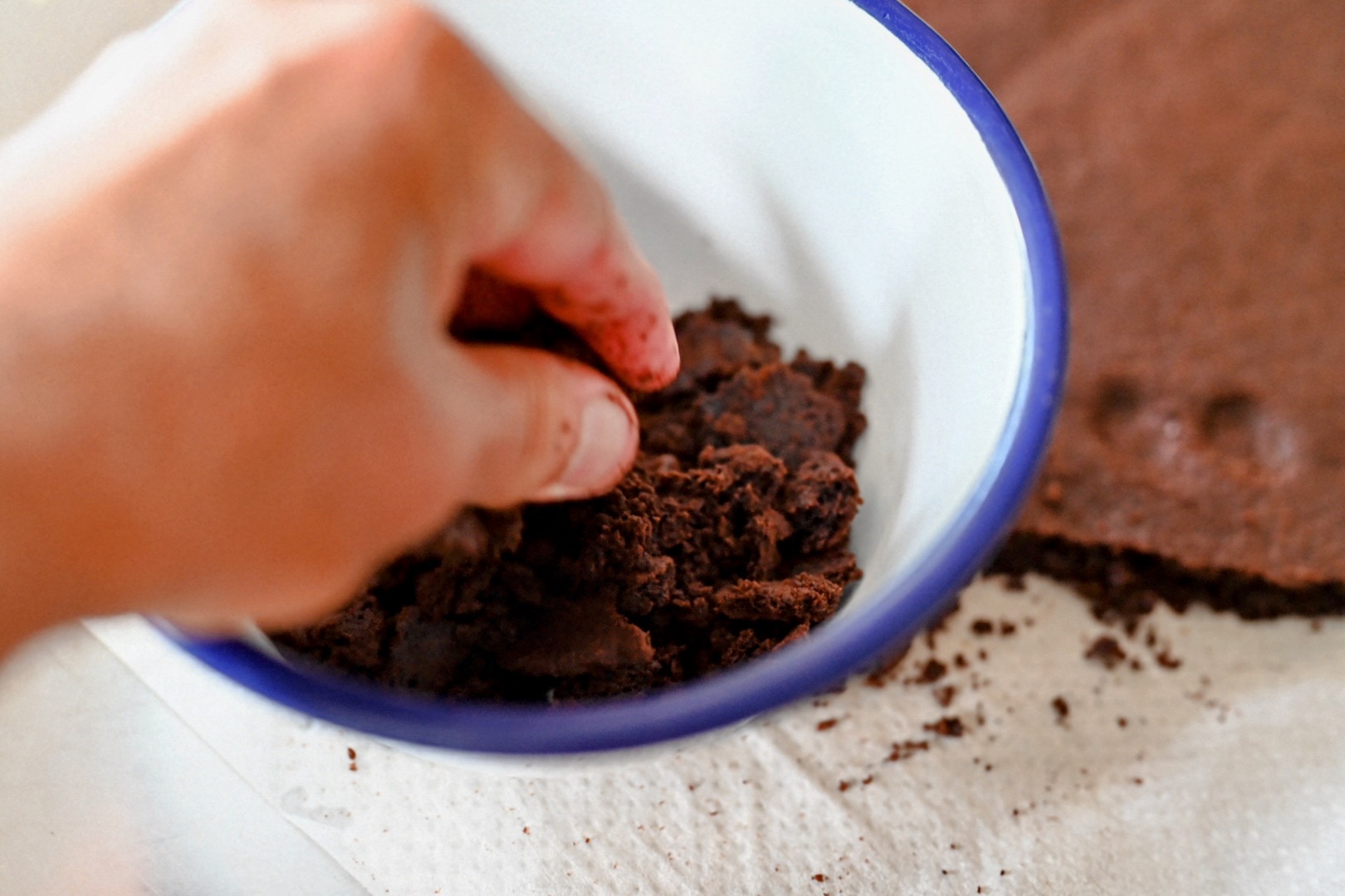 Schritt 1: Etwa 100 g davon fein zerkrümeln und mit 40 g zerlassener Butter zu einem Teig vermischen