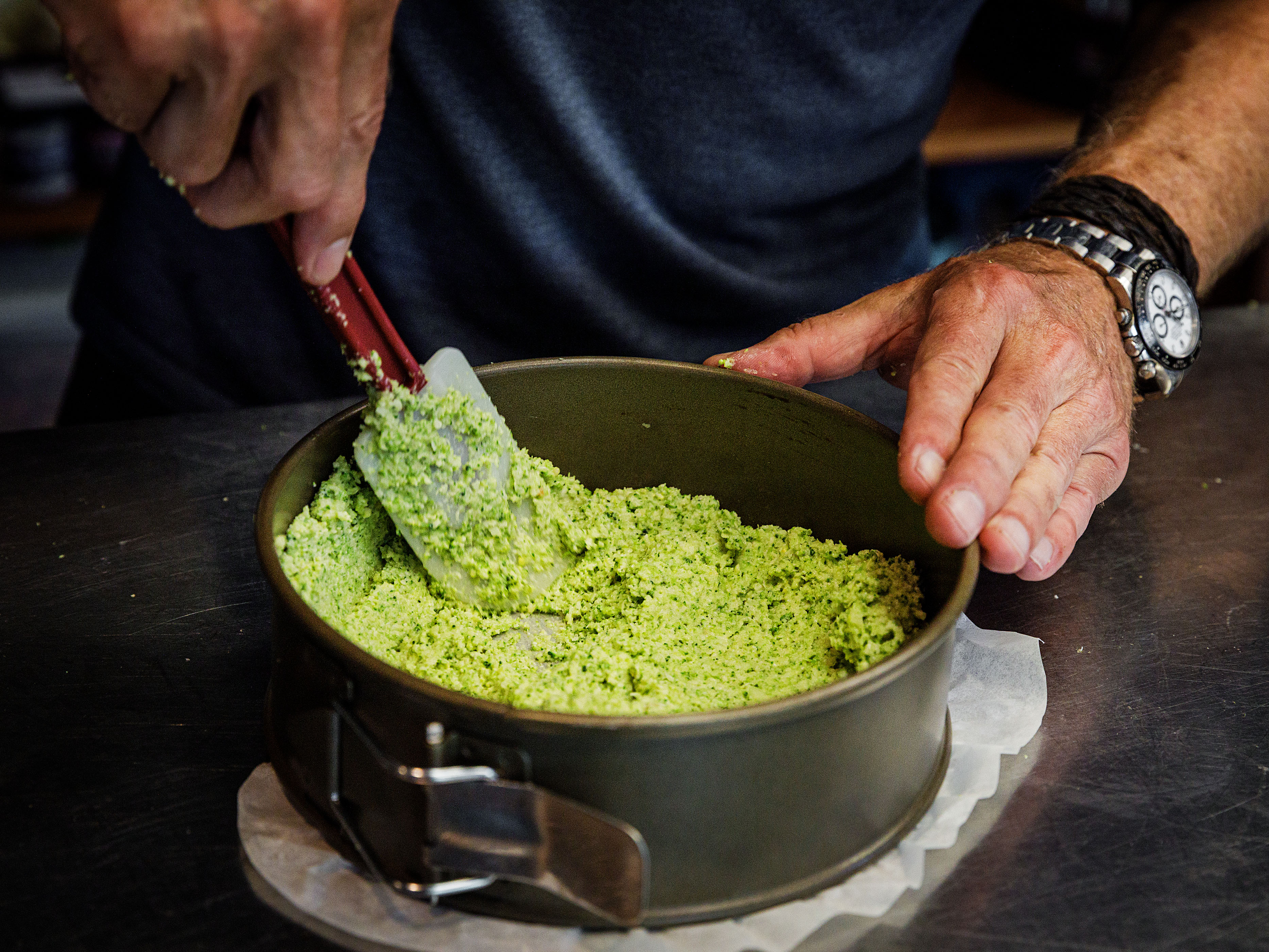 Schritt 1: Teig für Kürbistarte mit Broccoliteig, Ziegenkäse und Salbei zubereiten