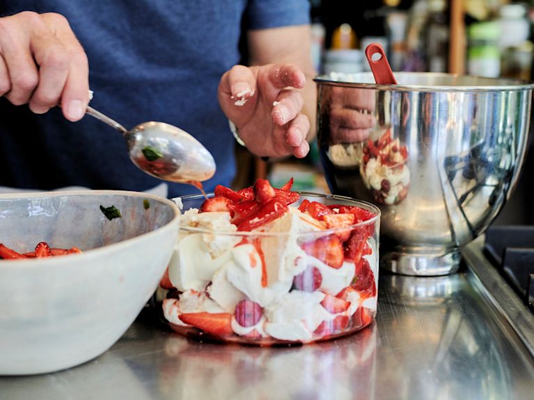 Schritt 7: Anrichten des Eton Mess Schritt 7: Anrichten des Eton Mess