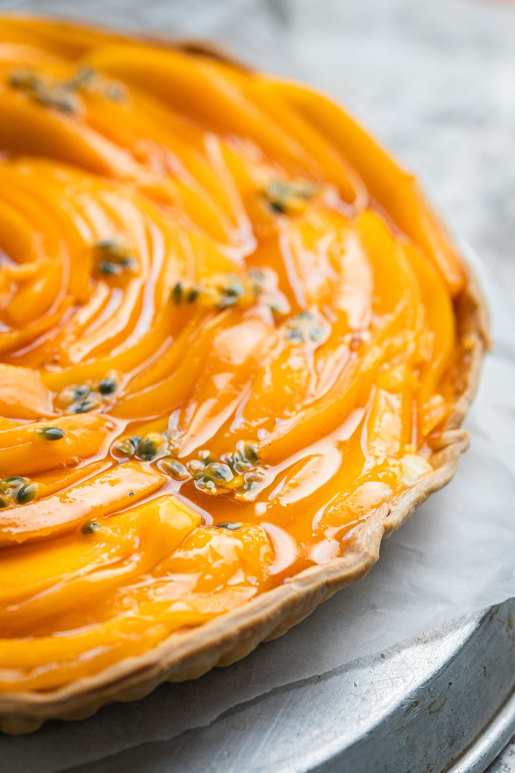 Mango Tarte mit Creme Bavarois und Passionsfrucht-Karamell Rezept

 