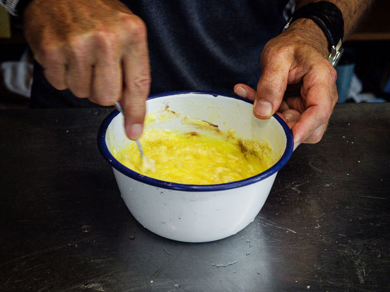 Schritt 1: Die Butter schaumig rühren, mit den Eiern und dem Zucker gut vermischen