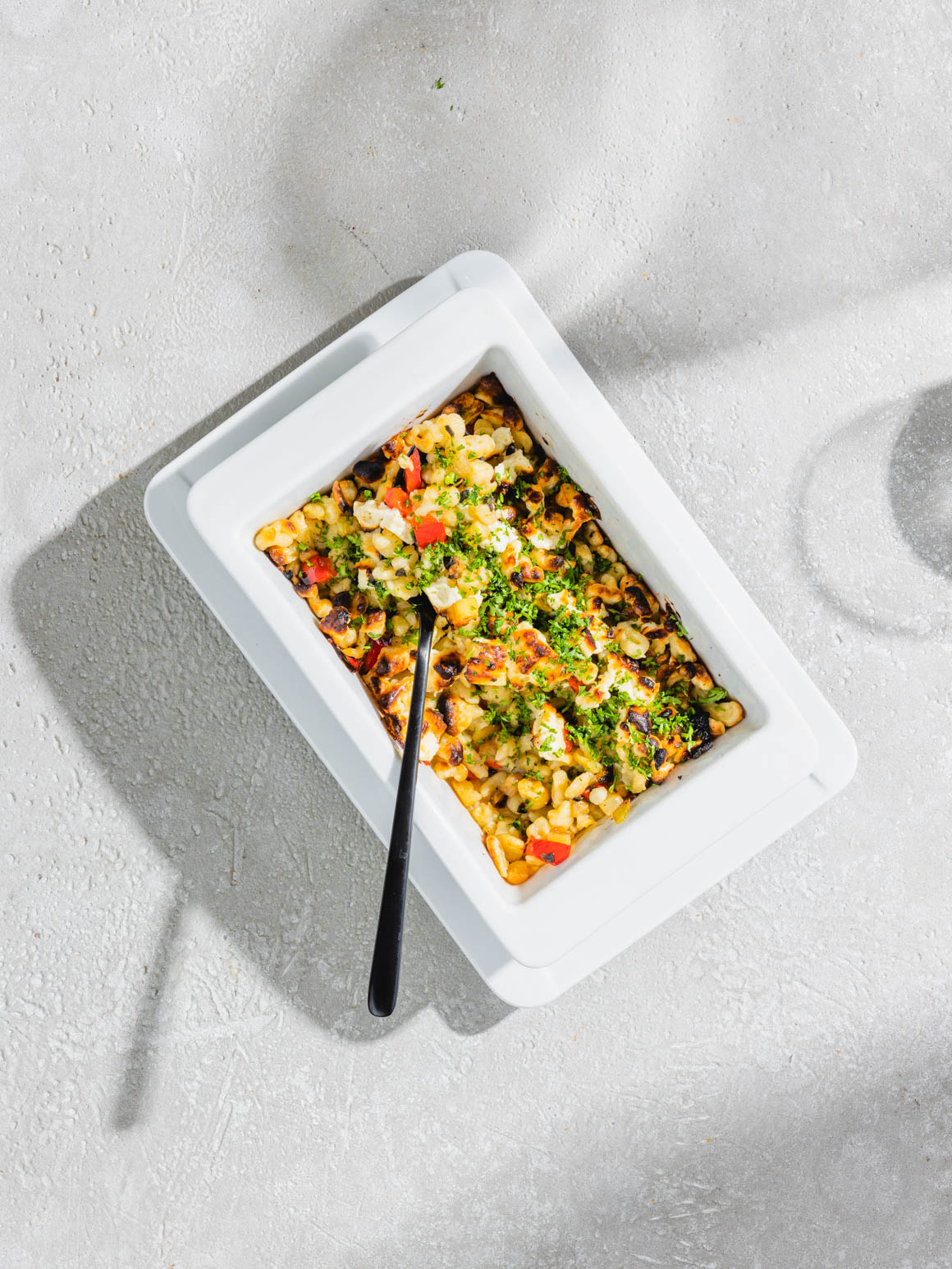 Oliven-Spätzle mit mediterranem Gemüse und Feta Rezept