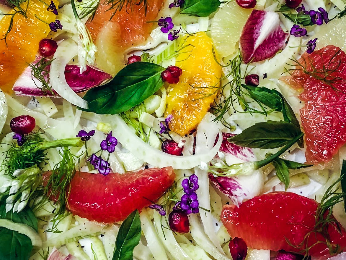 Schritt 3: Fenchel-Zitrus-Salat mit Tomaten & Blüten anrichten.