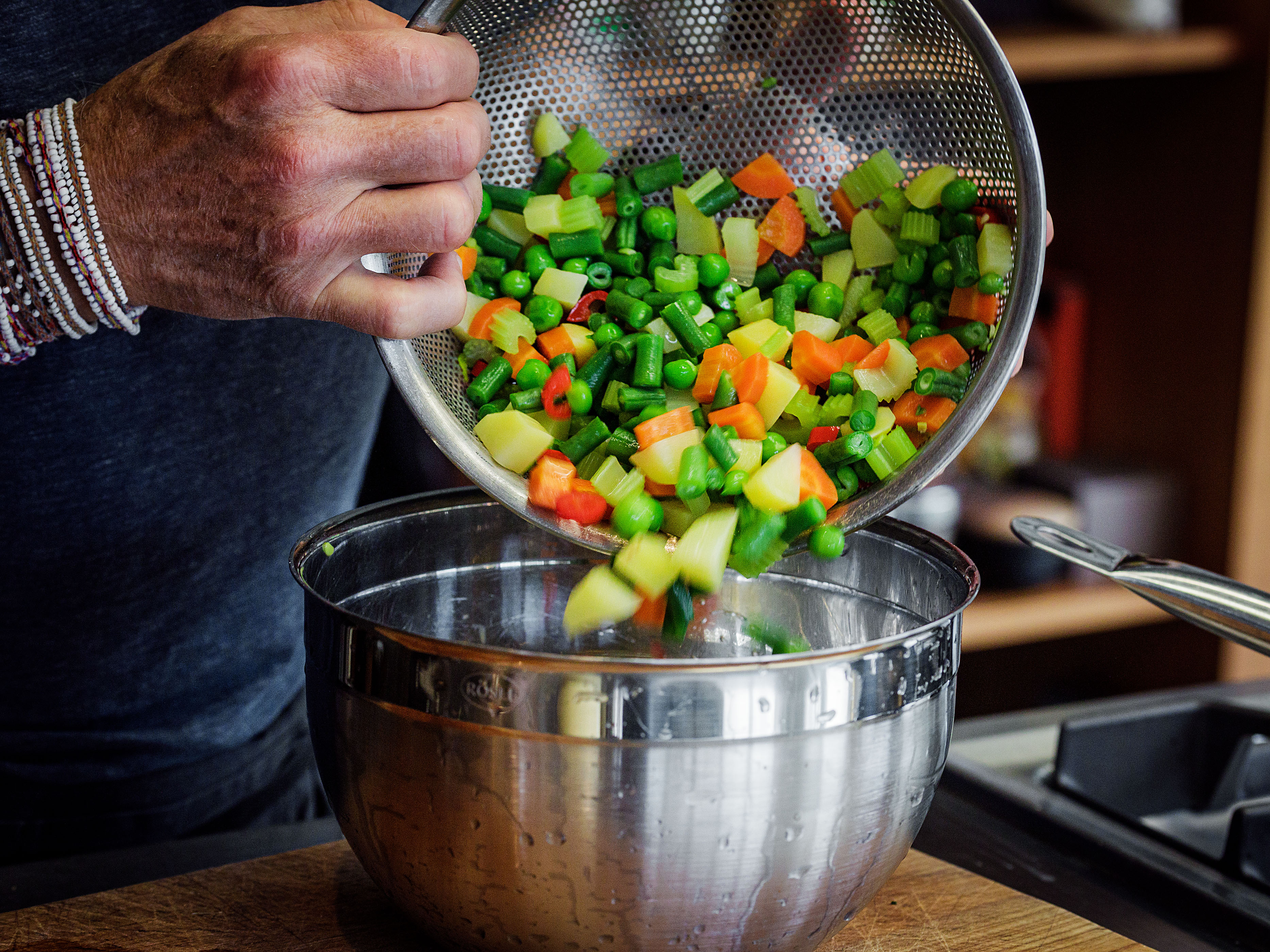 Schritt 2: Gemüse für Insalata Russa rüsten 