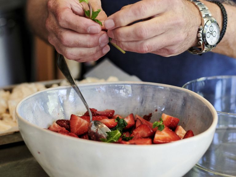 Schritt 4: Erdbeeren marinieren für Eton Mess