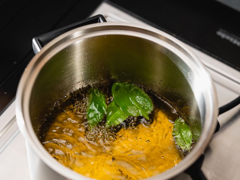 Schritt 1: Die eine Hälfte des Spinats für Spinat-Spätzli mit frittiertem Spinat, Pinienkernen und Parmesan  in reichlich Öl (ca. 170°C) vorsichtig ca. 30 Sekunden lang frittieren. 