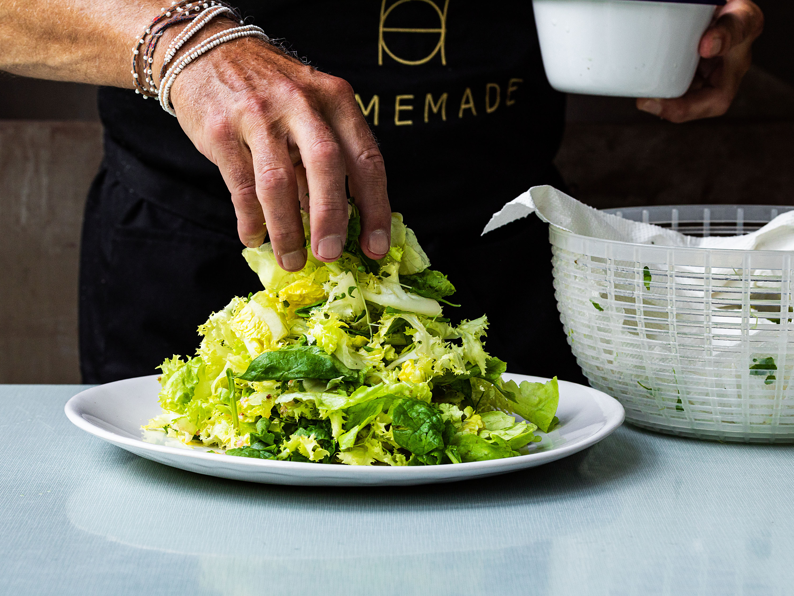 Schritt 3:   Grünen Salat mit Vinaigrette anrichten