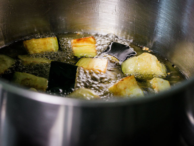 Schritt 3: Auberginen für Sizilianische Caponata ausbacken.