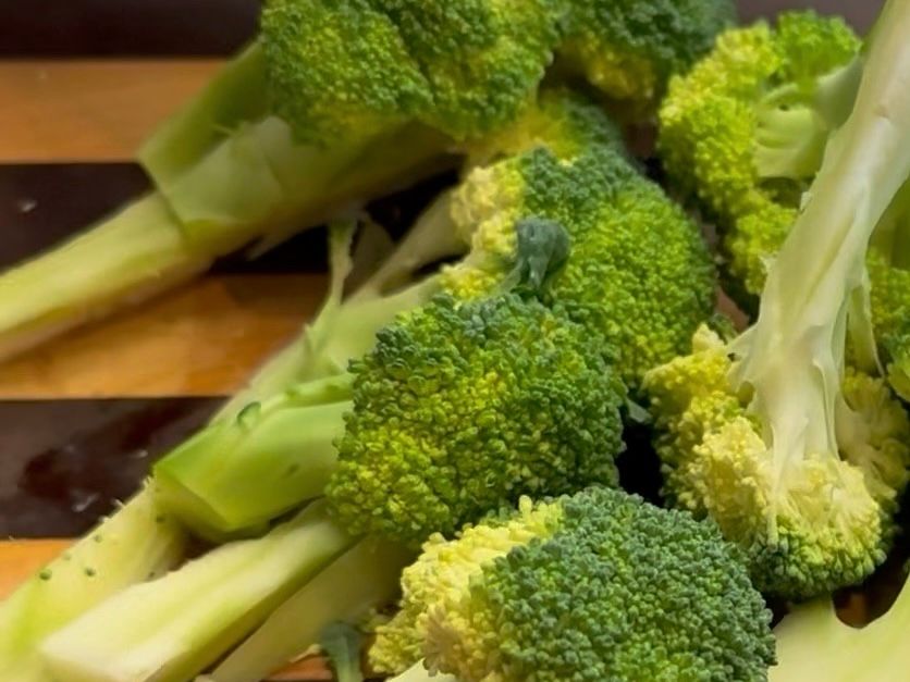 Schritt 1: Broccolistiele schälen, den Broccoli in kleine Röschen teilen und die Stiele in Scheiben schneiden