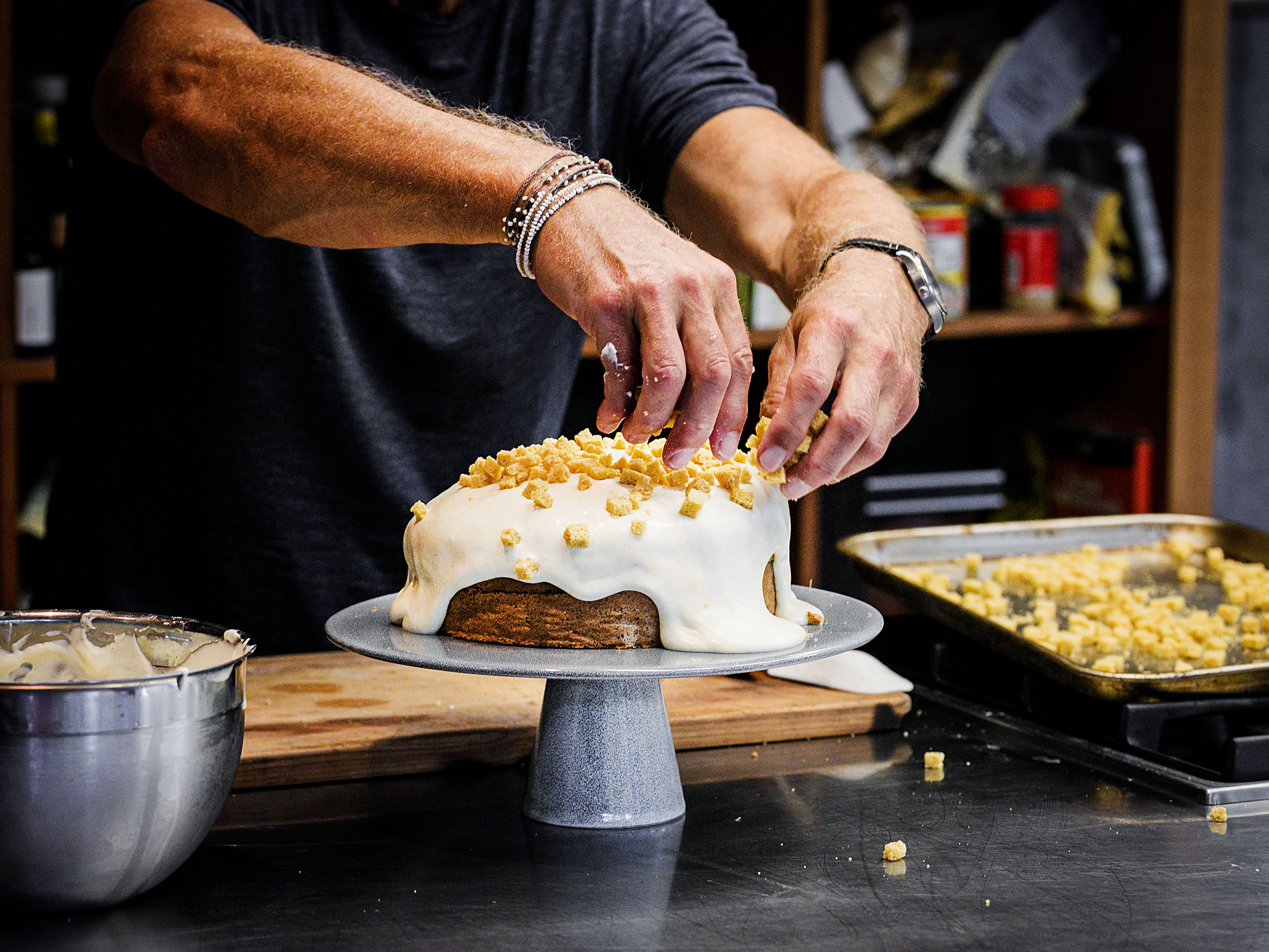 Schritt 5: Die Kuchenwürfel darauf verteilen, ­sodass die Torte einer Mimose ähnelt