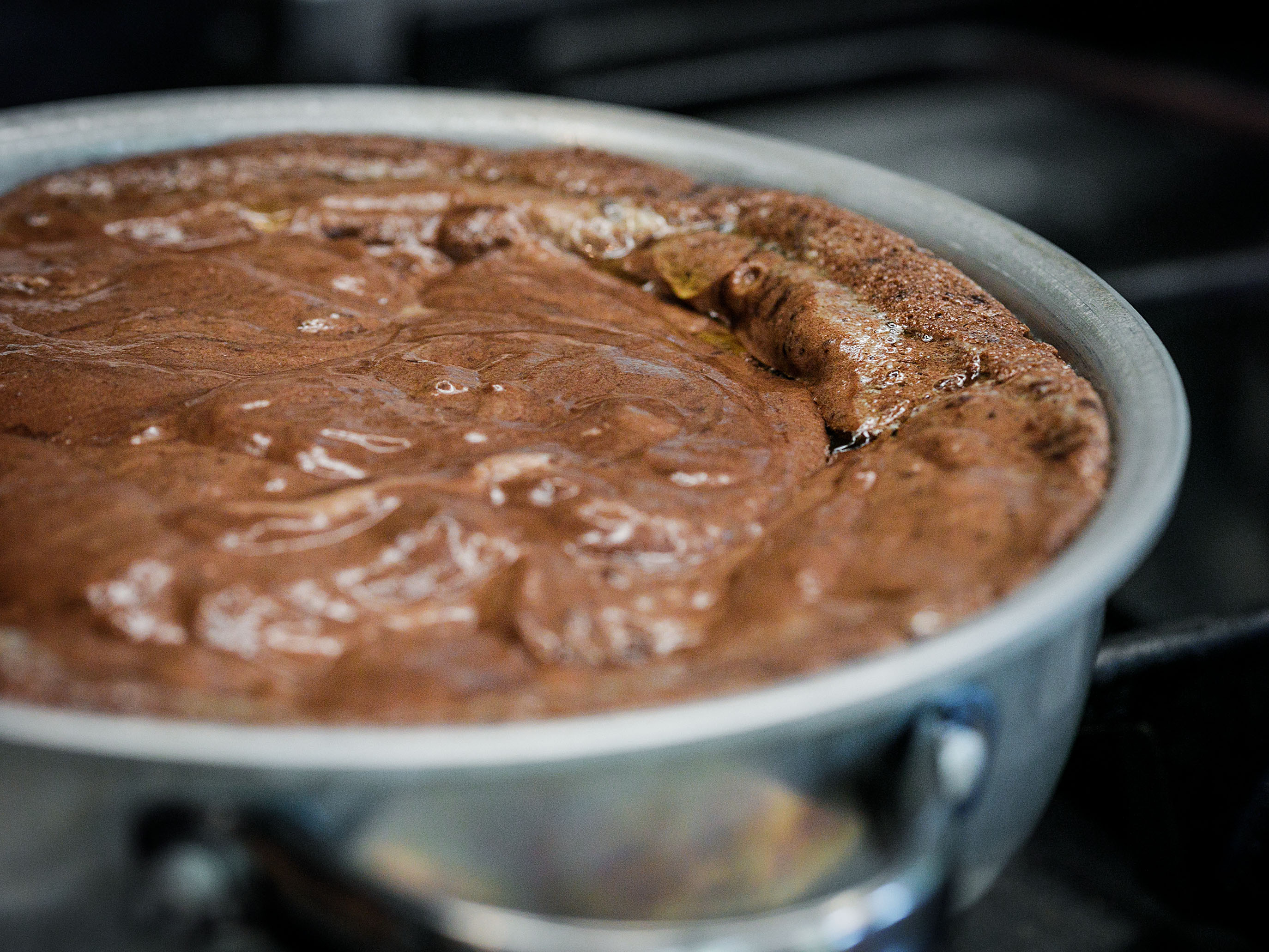 Schritt 2: Die Schokoladenmasse braten, bis sie an den Rändern gerade fest wird