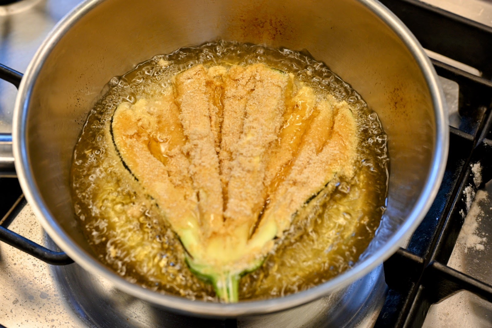 Schritt 2: Auberginen für Gebackenes Auberginenfächer-Steak panieren, ausbacken und servieren