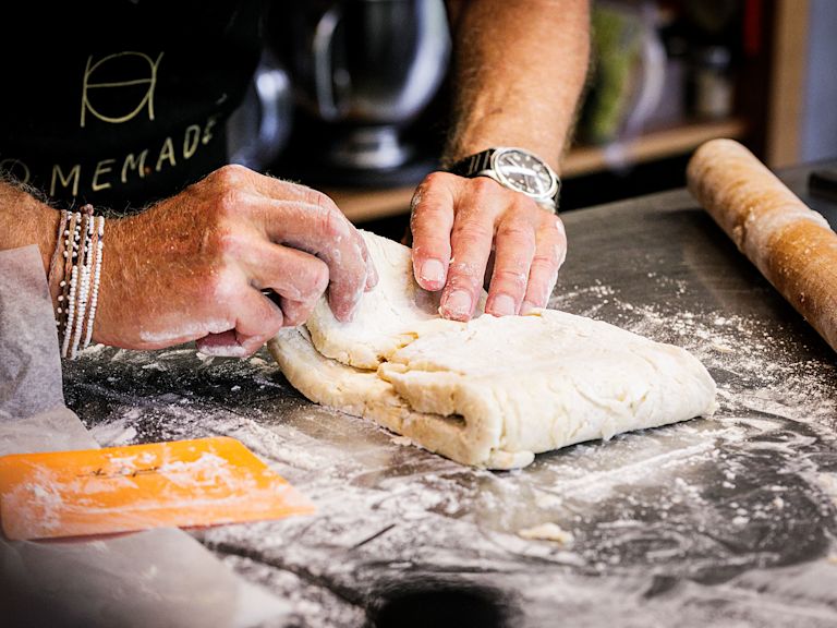 Schritt 2: Die beiden Enden in die Mitte falten, dass sie sich in der Mitte gerade berühren Schritt 2: Die beiden Enden in die Mitte falten, dass sie sich in der Mitte gerade berühren