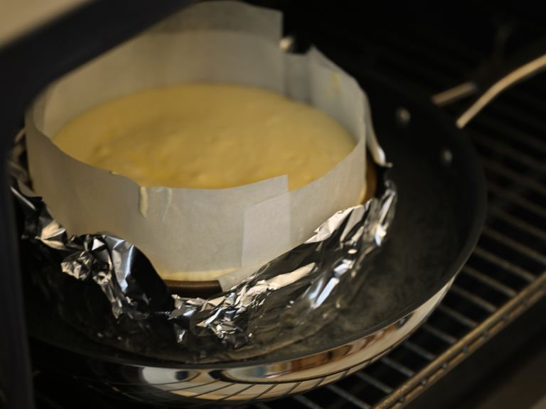 Schritt 3: Cakeform für Japanischen Cheesecake vorbereiten, befüllen
