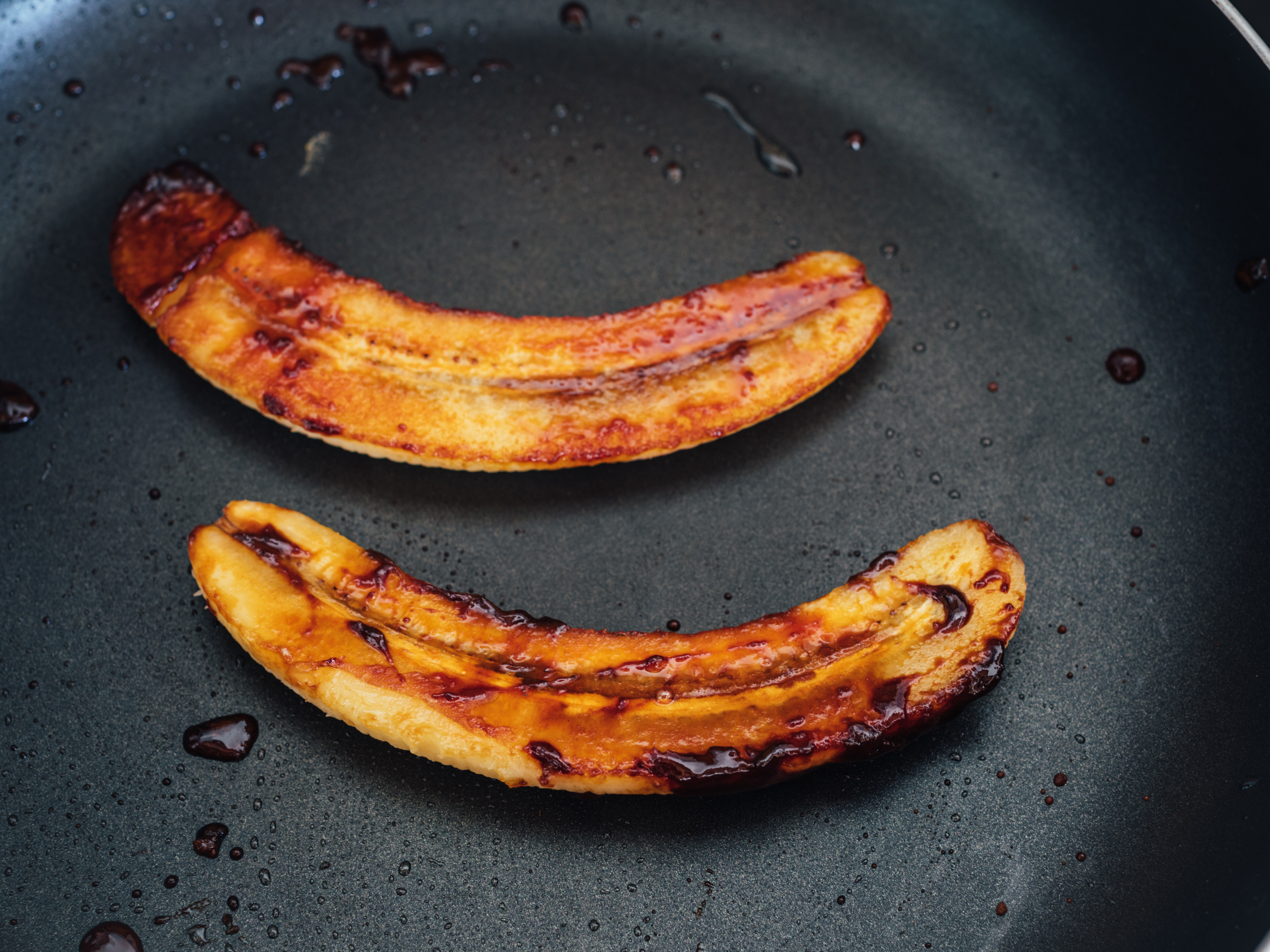Schritt 2: Banane für Schoko-Banane Porridge karamellisieren