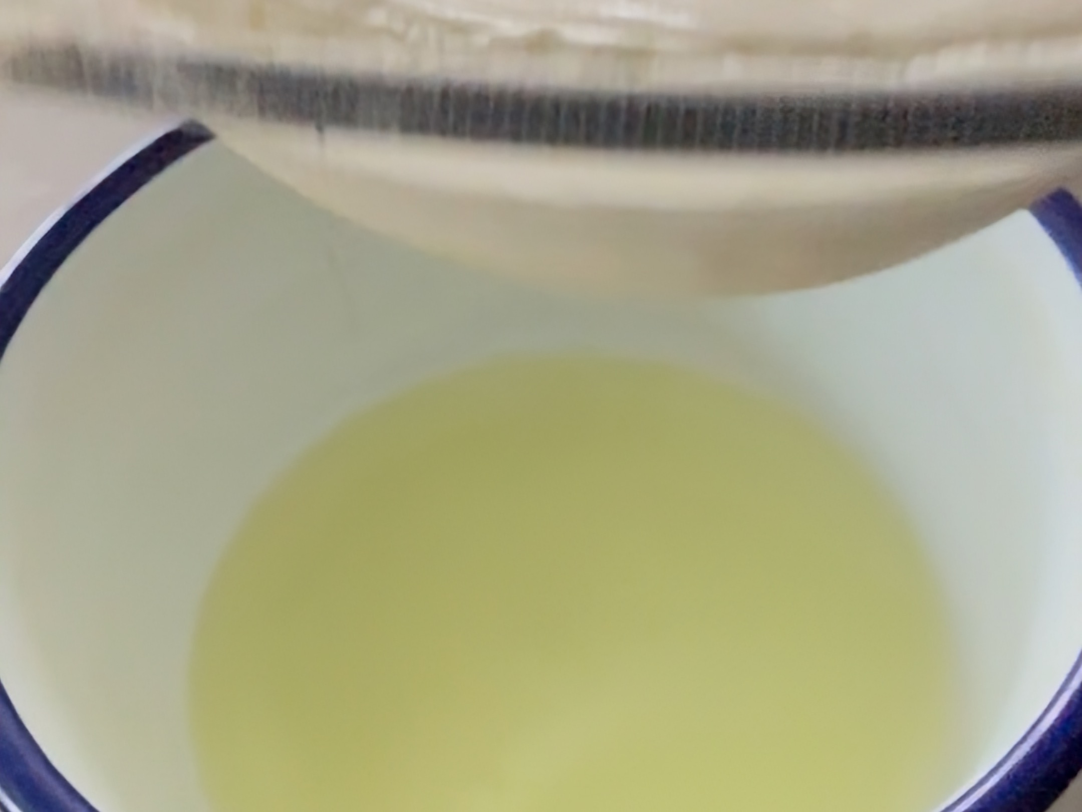 Schritt 1: Joghurt für Gerösteter Rhabarber mit Joghurt Crème (Labneh) abtropfen lassen 