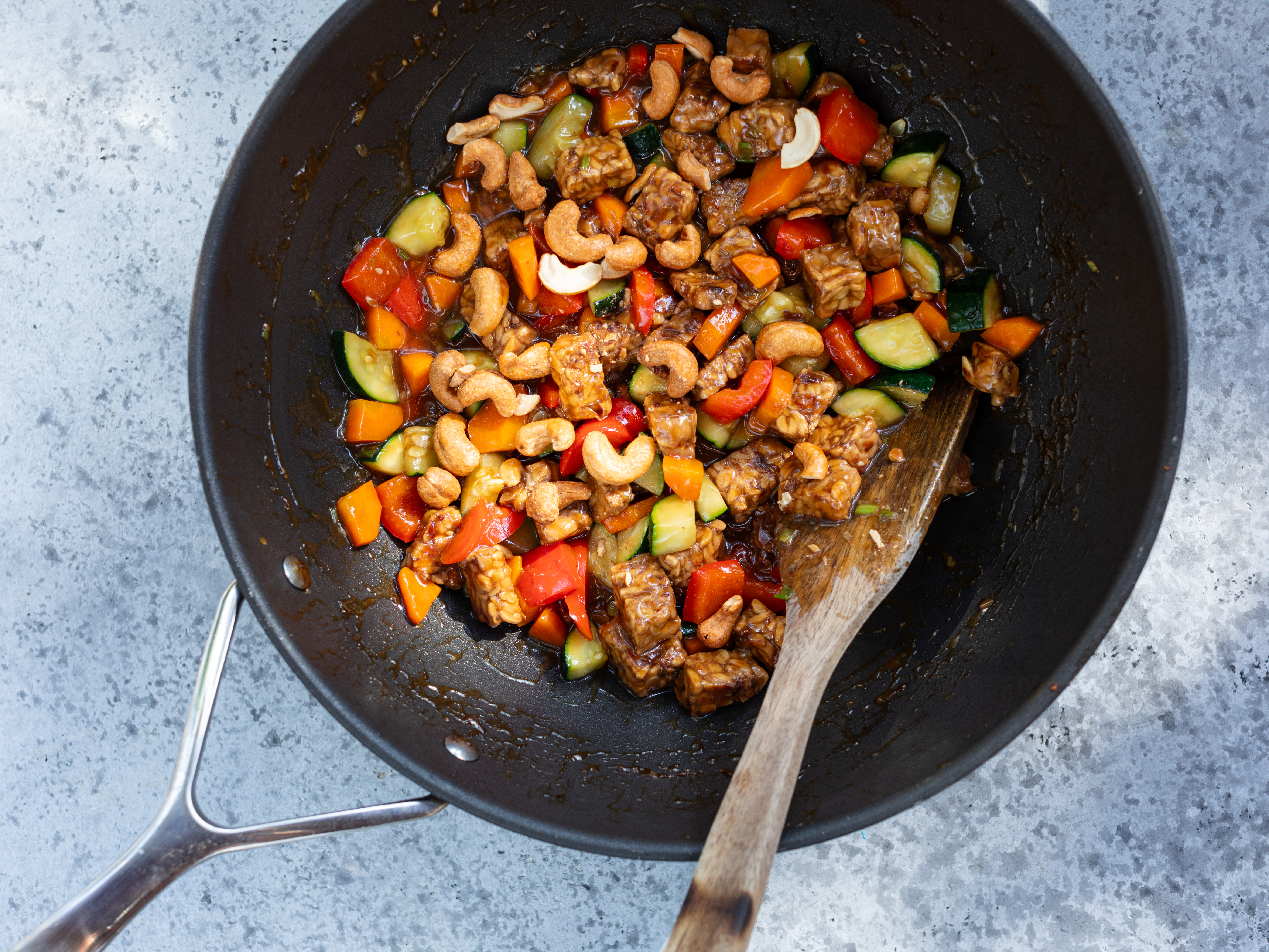 Schritt 6:  Alles  für Tempeh-Cashew Stir Fry zusammenbringen