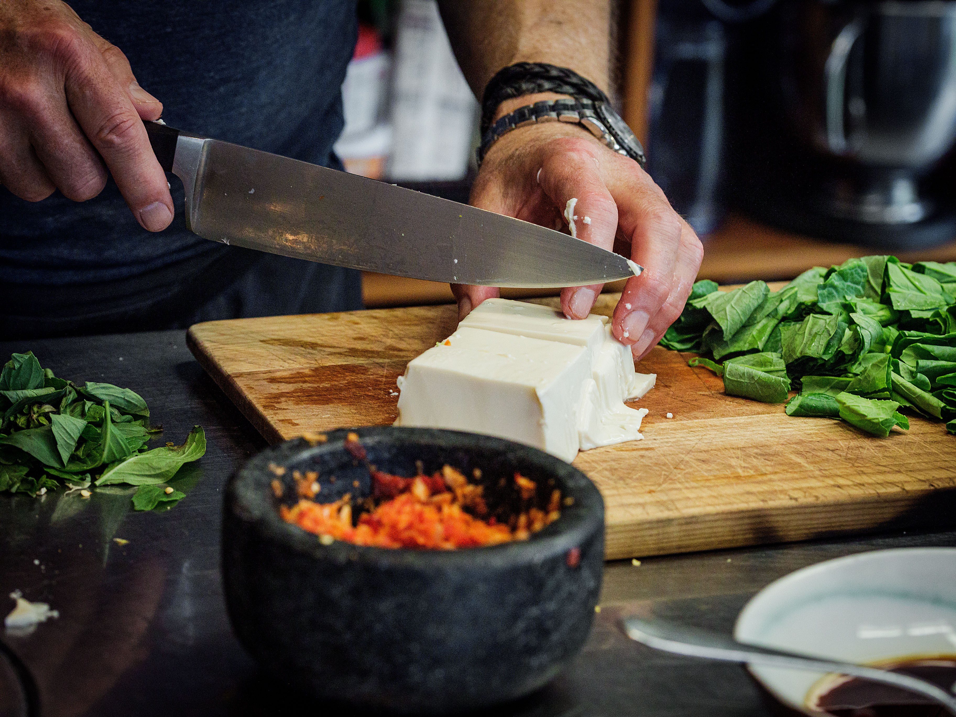 Schritt 2: Falls verwendet, Tofu in dicke Scheiben schneiden