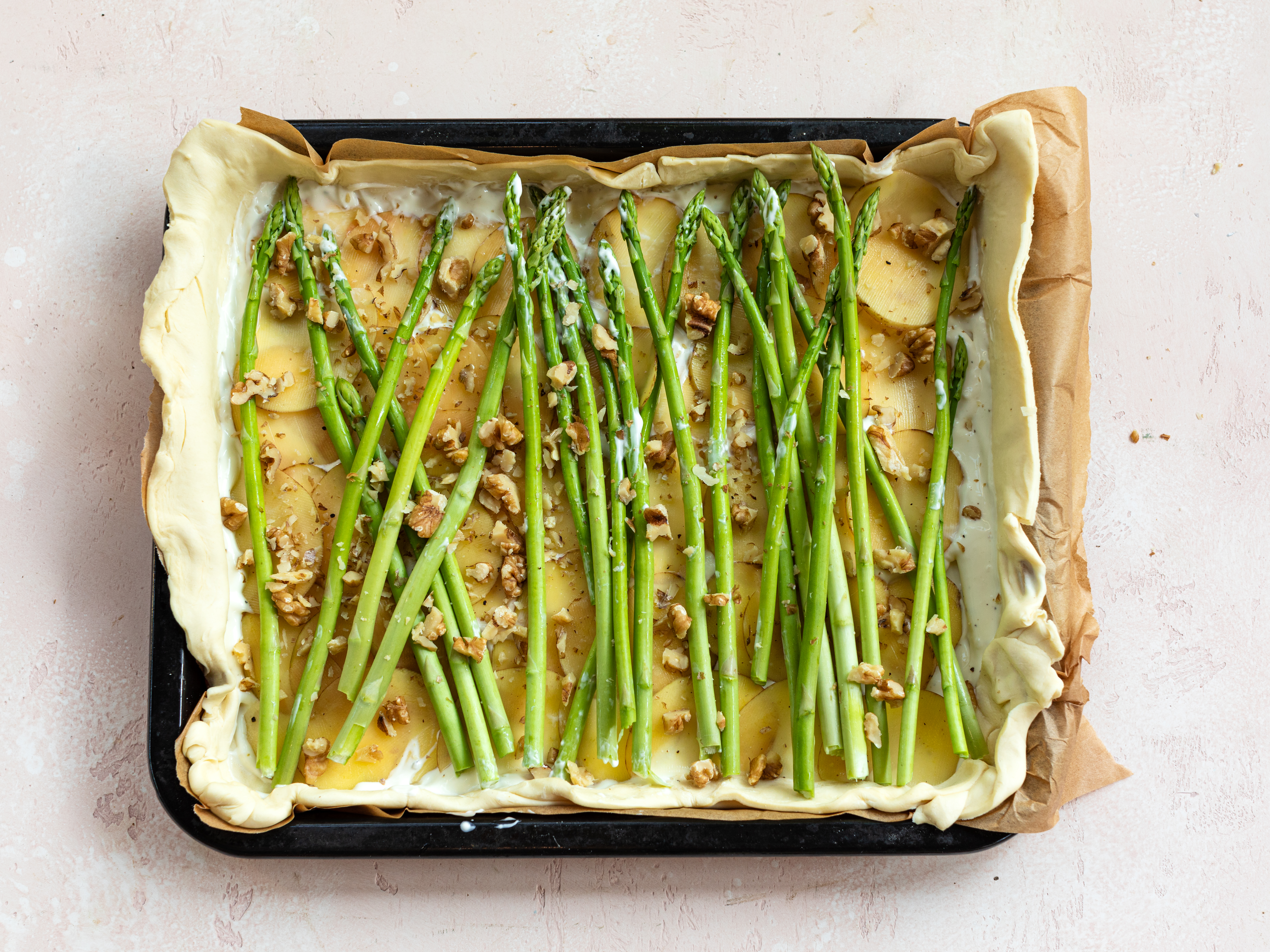 Schritt 2: Spargelstangen auf den Kartoffelscheiben verteilen