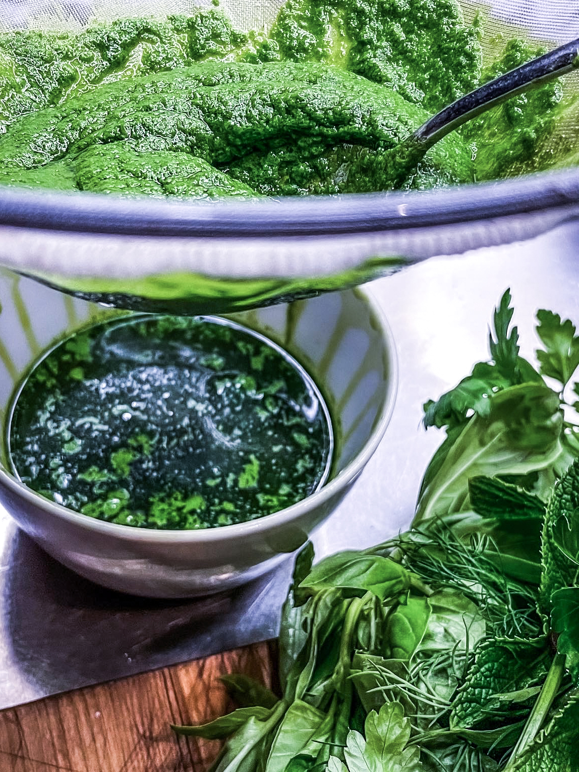 Schritt 1: Kräuteröl für Feigen-Grantapfel-Salat mit Burrata, Gurken zubereiten 