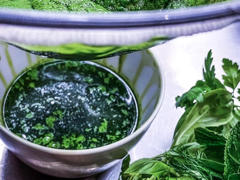 Schritt 1: Kräuteröl für Feigen-Grantapfel-Salat mit Burrata, Gurken zubereiten Schritt 1: Kräuteröl für Feigen-Grantapfel-Salat mit Burrata, Gurken zubereiten