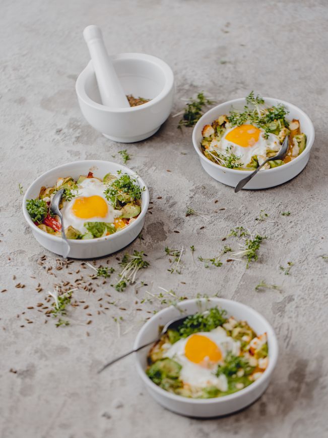 Überbackenes Eier-Förmchen mit Gemüse und Feta Rezept Überbackenes Eier-Förmchen mit Gemüse und Feta Rezept