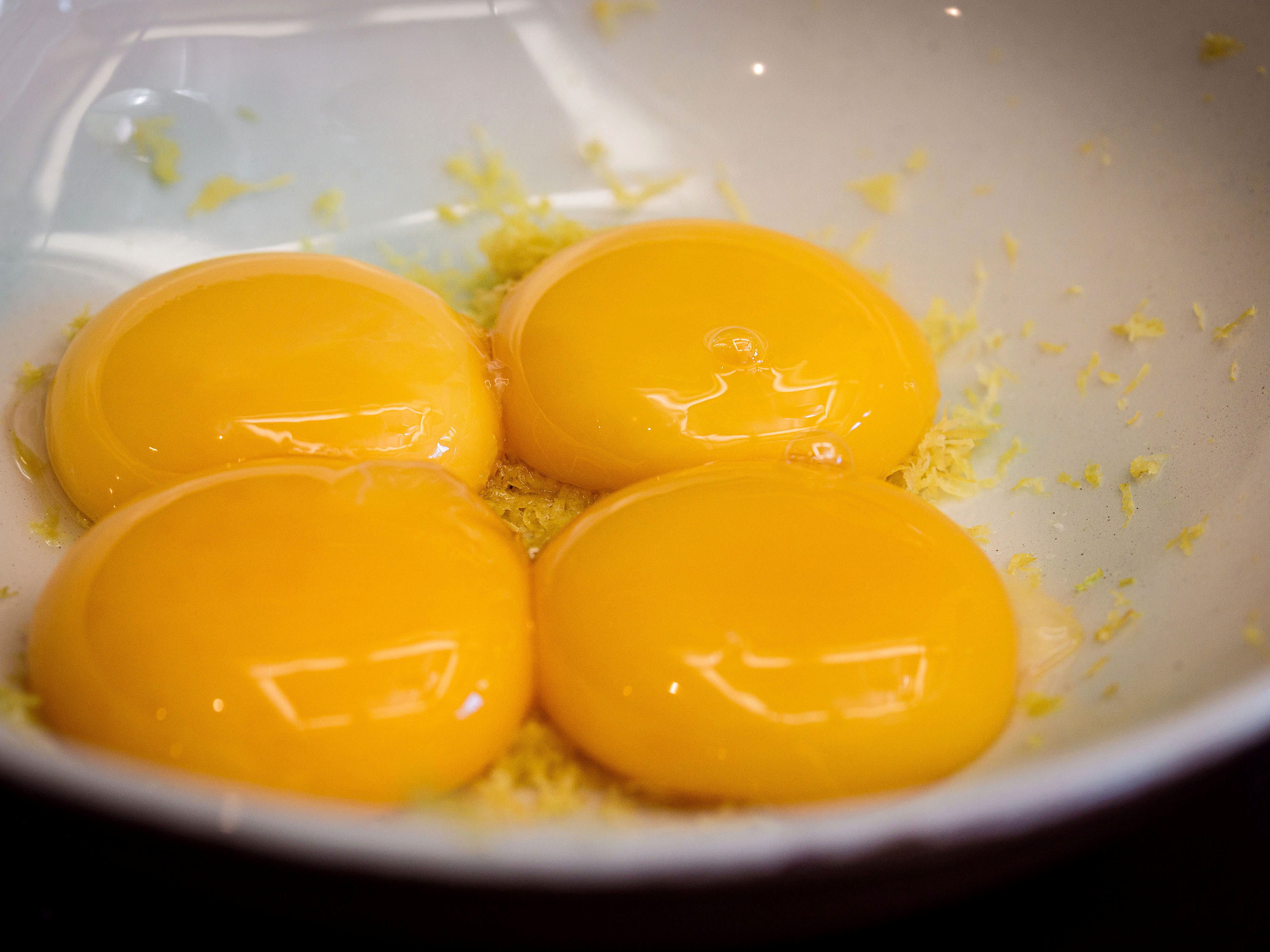 Schritt 2: Eigelbe mit den Zitronenzesten mischen