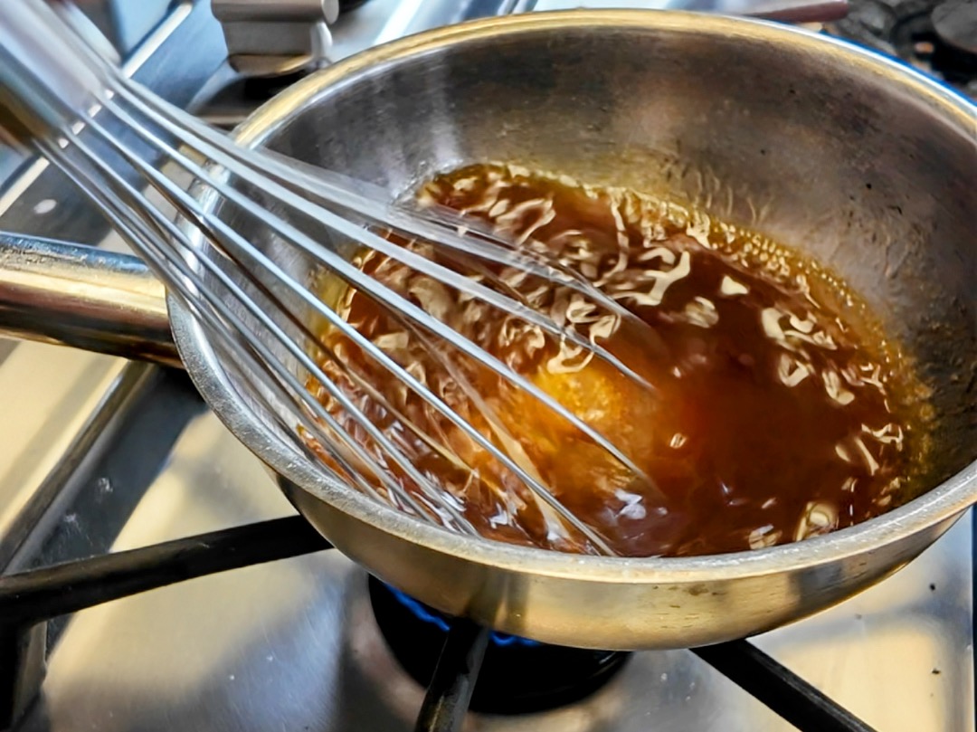 Schritt 2: Ahorn-Honigbutter Sirup für Golden Pancake mit Beerenkompott zubereiten 