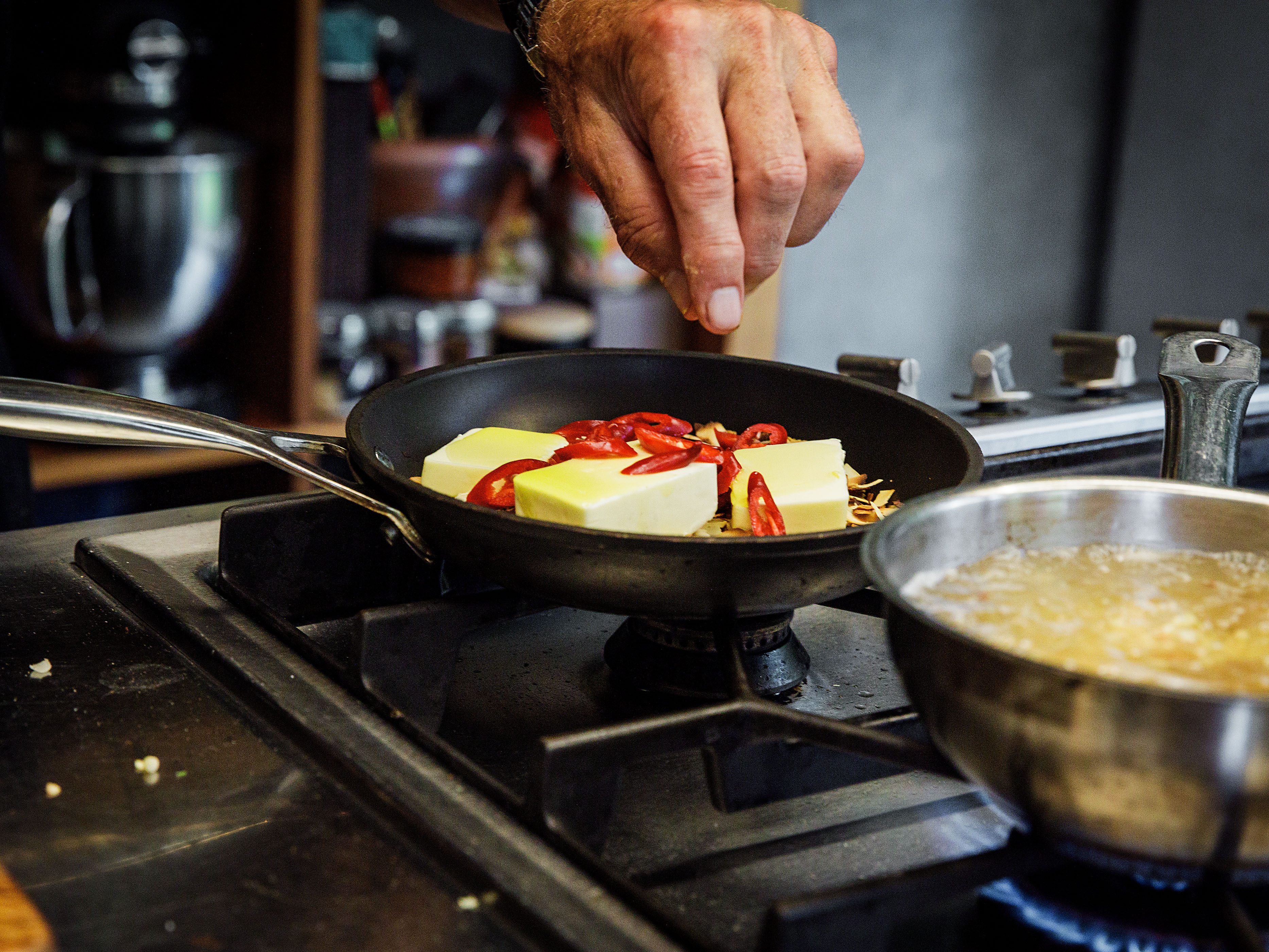 Schritt 3: Zitronen  für Gerösteten Kürbis mit Fregola sarda, Datteln und Mandeln rösten