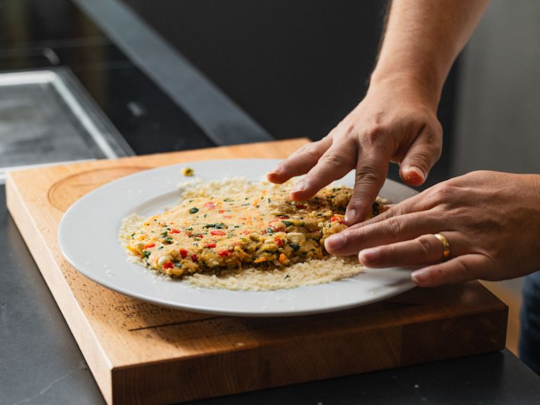 Schritt 4: Schnitzel formen und panieren Schritt 4: Schnitzel formen und panieren