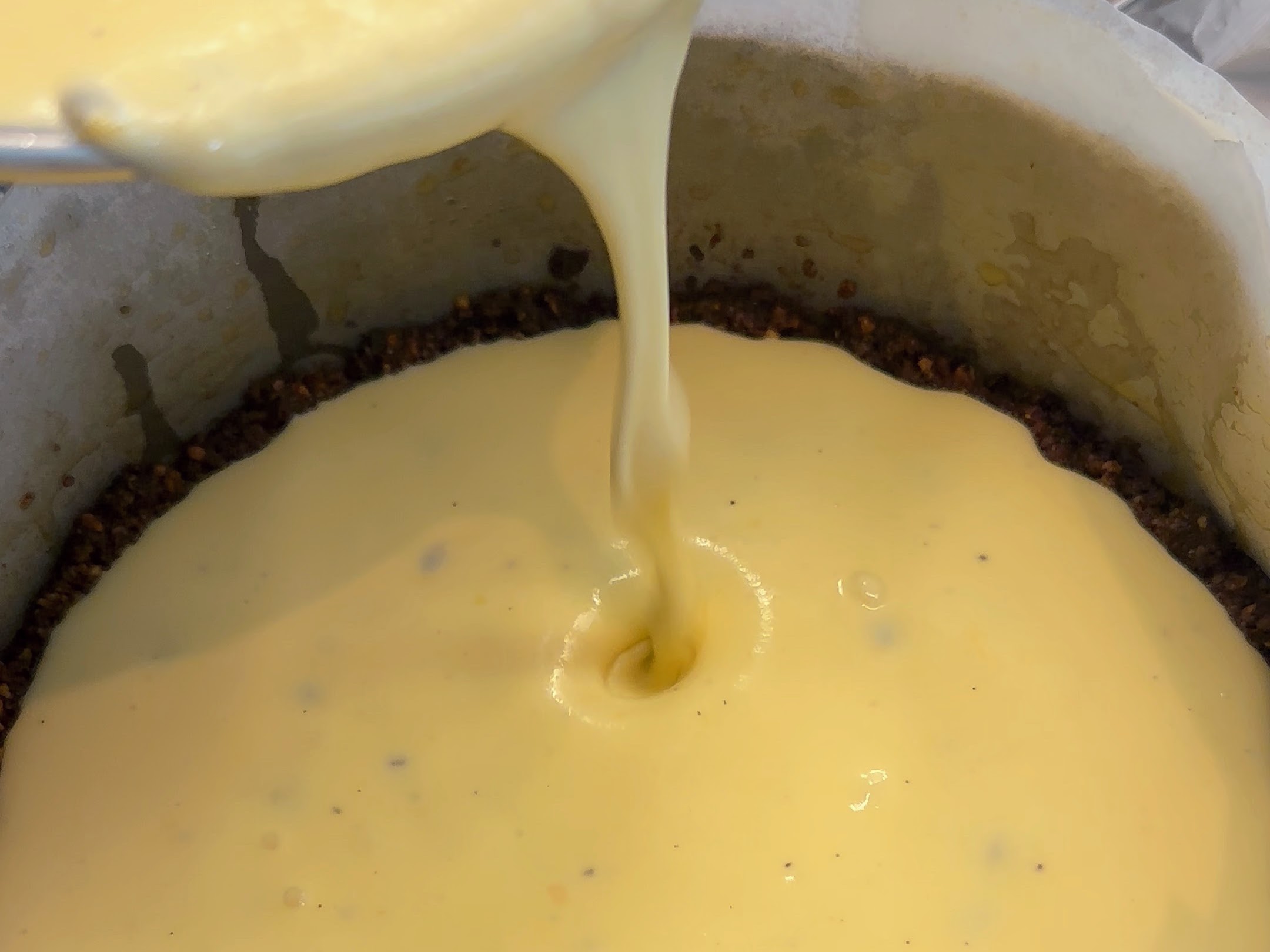 Schritt 3: Cheesecake-Füllung für Mascarpone-Meringue-Cheesecake mit Passionsfrucht zubereiten 