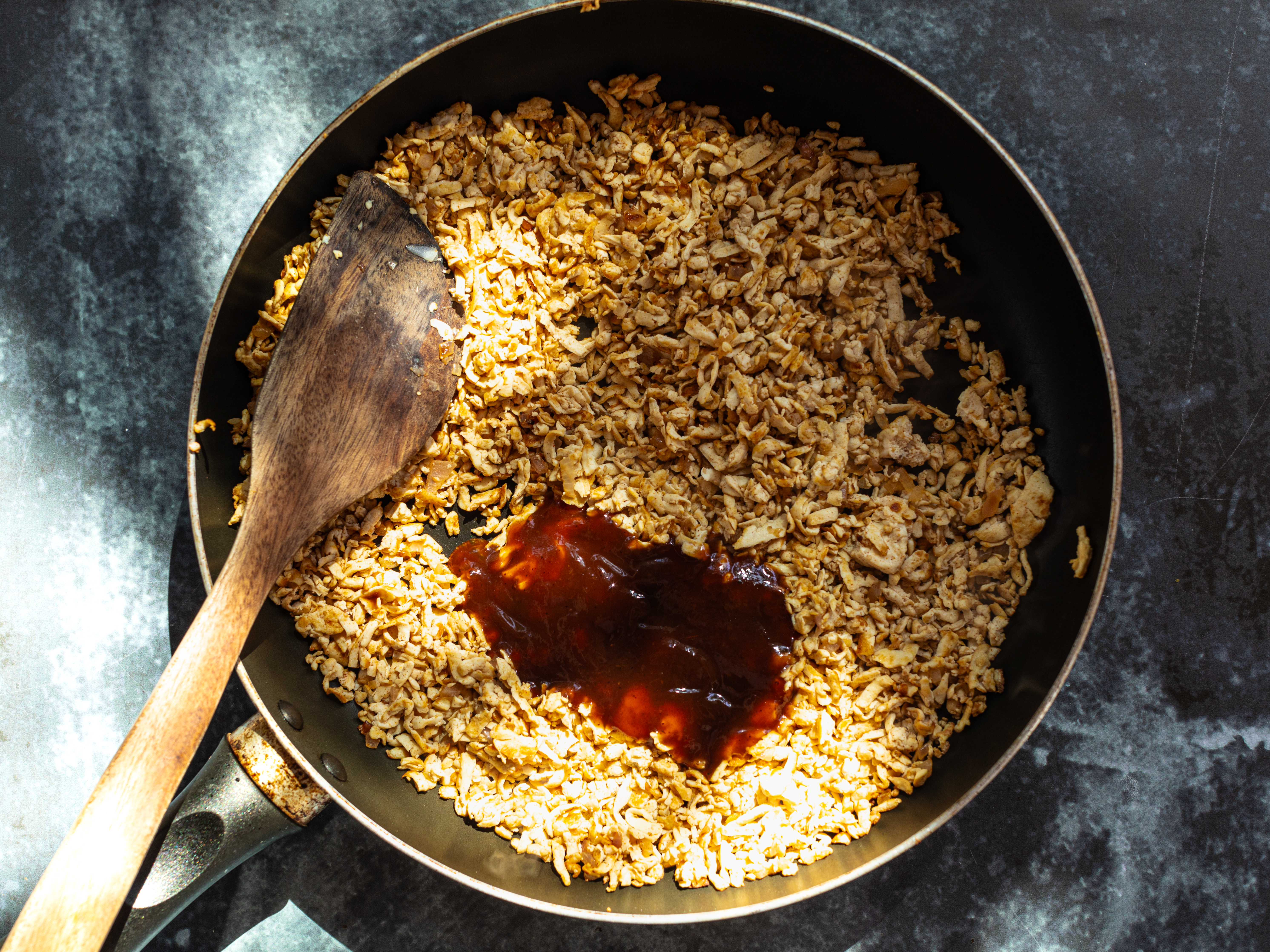 Schritt 2: Die BBQ Sauce über den Tofu giessen und gründlich vermengen