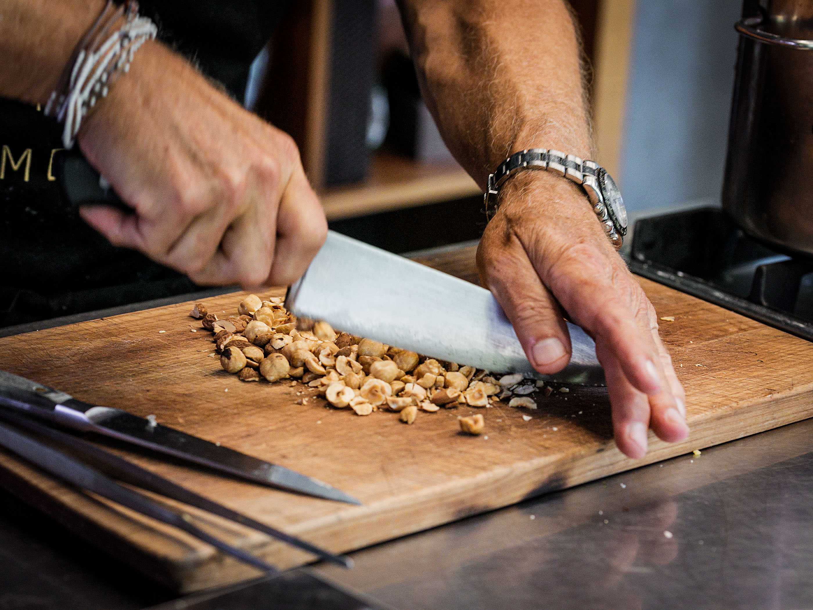 Schritt 2: Die Haselnüsse hacken.