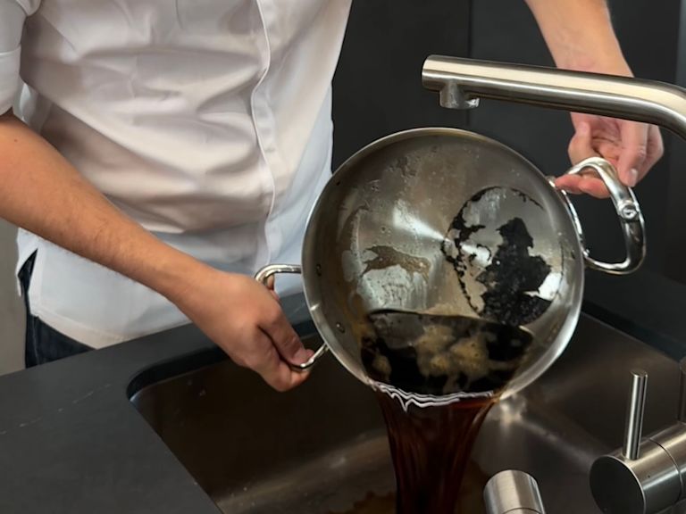 Kochendes Wasser ausschütten Kochendes Wasser ausschütten