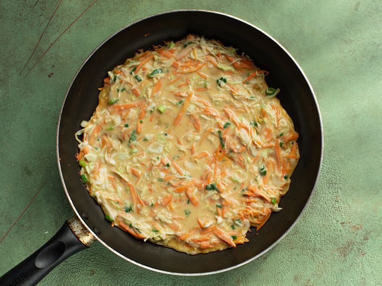 Schritt 3:  Okonomiyaki - japanische Pancakes braten  Schritt 3:  Okonomiyaki - japanische Pancakes braten
