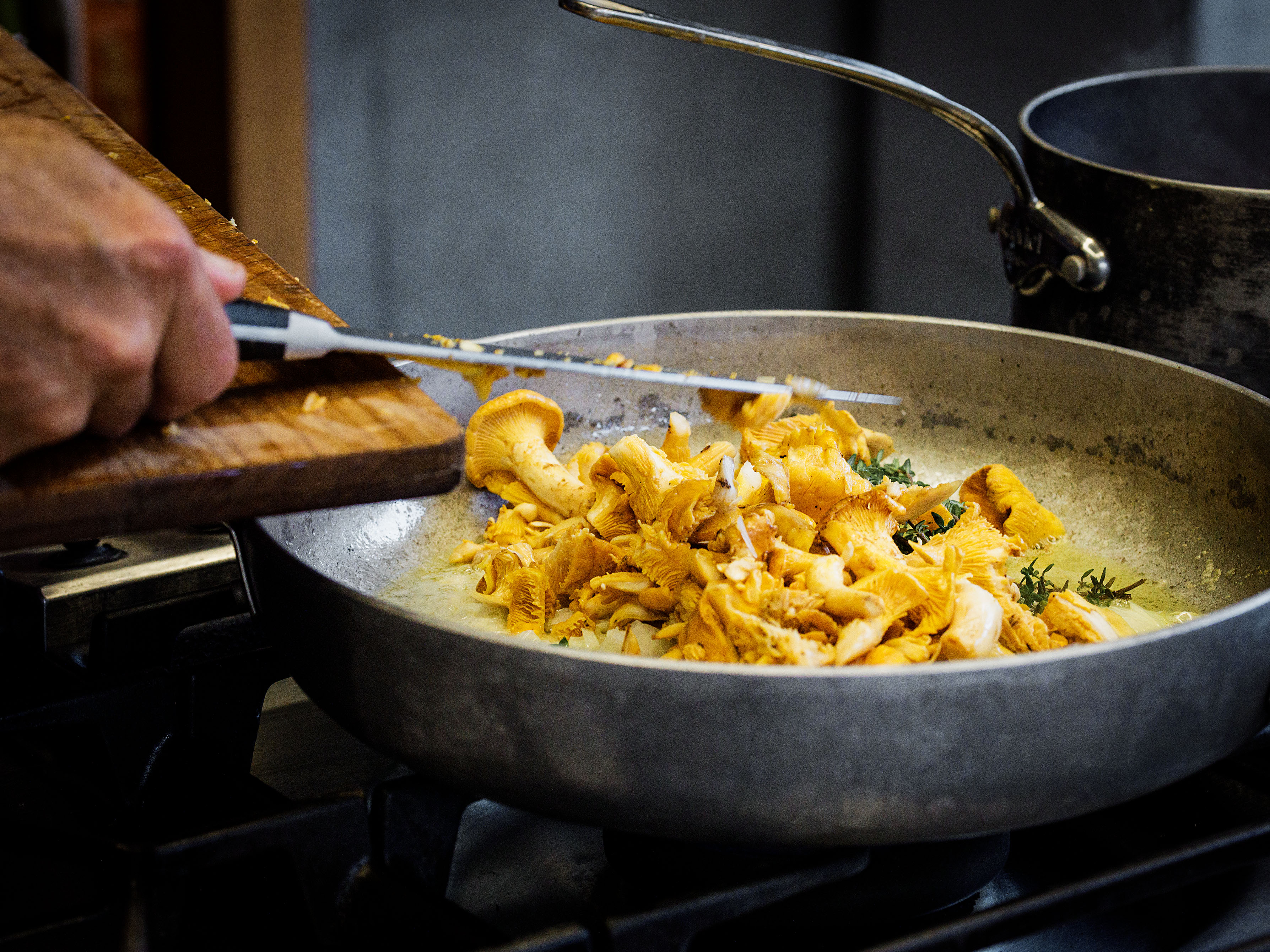 Schritt 1: Die Pilze in einer Pfanne mit der Schalotte, dem Knoblauch und Thymian in Butter anbraten