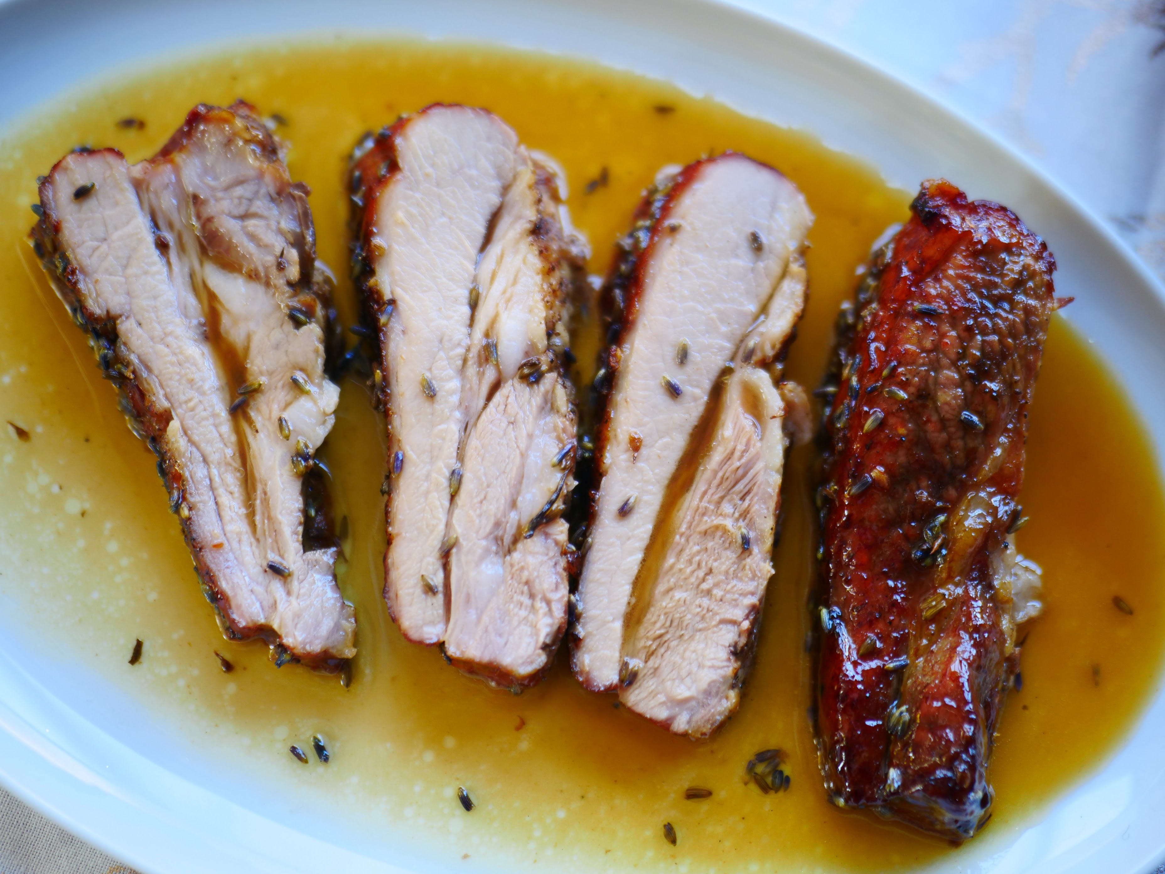 Schritt 3:  Anrichten der Geschmorten Kalbsbrust mit Lavendel und tasmanische