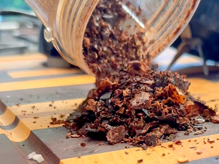 Schritt 1: Die Chilis mahlen Schritt 1: Die Chilis mahlen